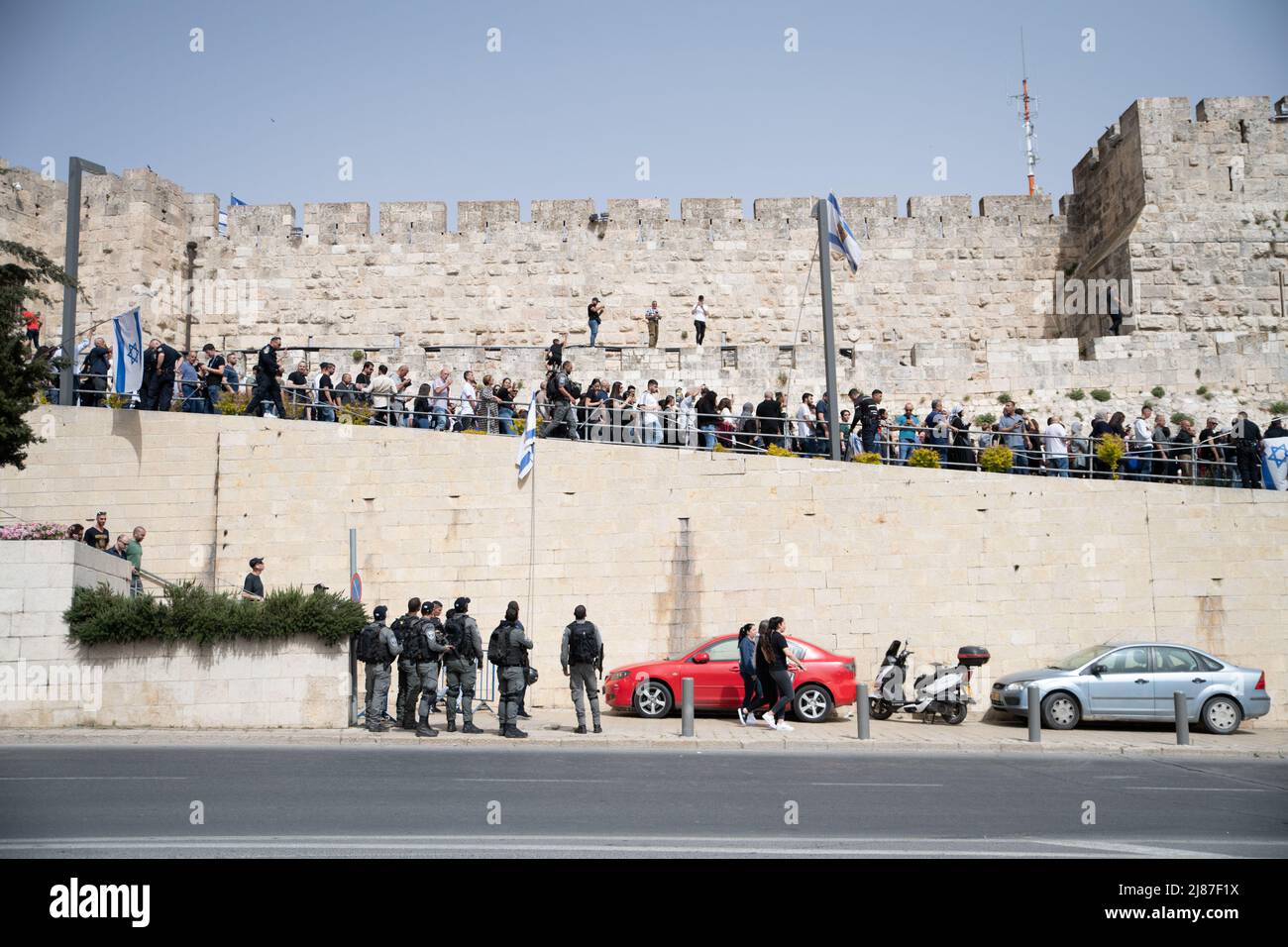 Israele. 13th maggio 2022. Funerali del giornalista veterano al Jazeera Shireen Abu Akleh nella Città Vecchia di Gerusalemme. Abu Akleh, un giornalista palestinese-americano che ha coperto il conflitto Mideast per più di 25 anni, è stato ucciso mercoledì durante un raid militare israeliano nella città di Jenin, in Cisgiordania. Gerusalemme, Israele. Maggio 13th 2022. (Foto di Matan Golan/Sipa USA). Credit: Sipa USA/Alamy Live News Foto Stock