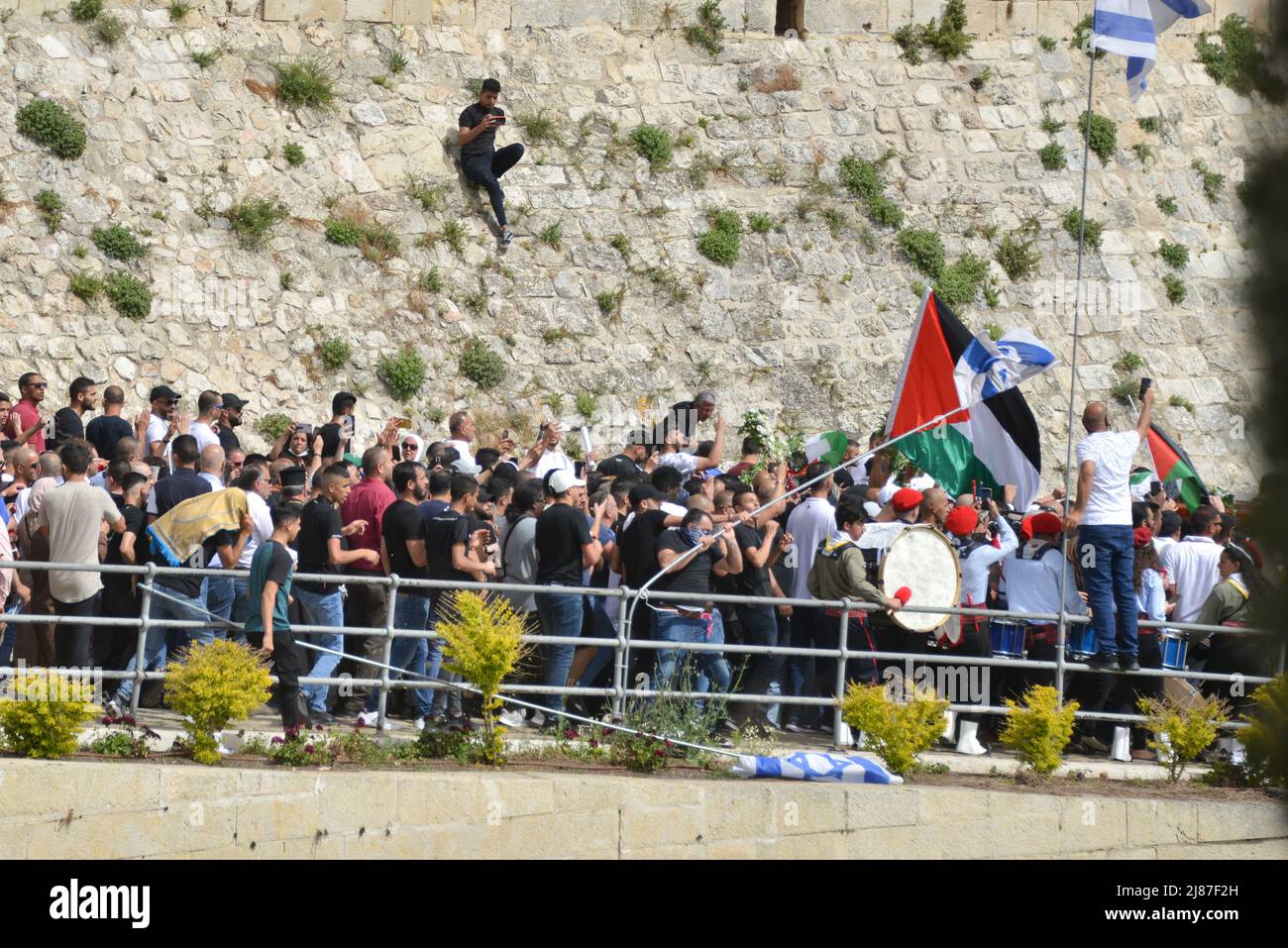 Israele. 13th maggio 2022. Funerali del giornalista veterano al Jazeera Shireen Abu Akleh nella Città Vecchia di Gerusalemme. Abu Akleh, un giornalista palestinese-americano che ha coperto il conflitto Mideast per più di 25 anni, è stato ucciso mercoledì durante un raid militare israeliano nella città di Jenin, in Cisgiordania. Gerusalemme, Israele. Maggio 13th 2022. (Foto di Matan Golan/Sipa USA). Credit: Sipa USA/Alamy Live News Foto Stock