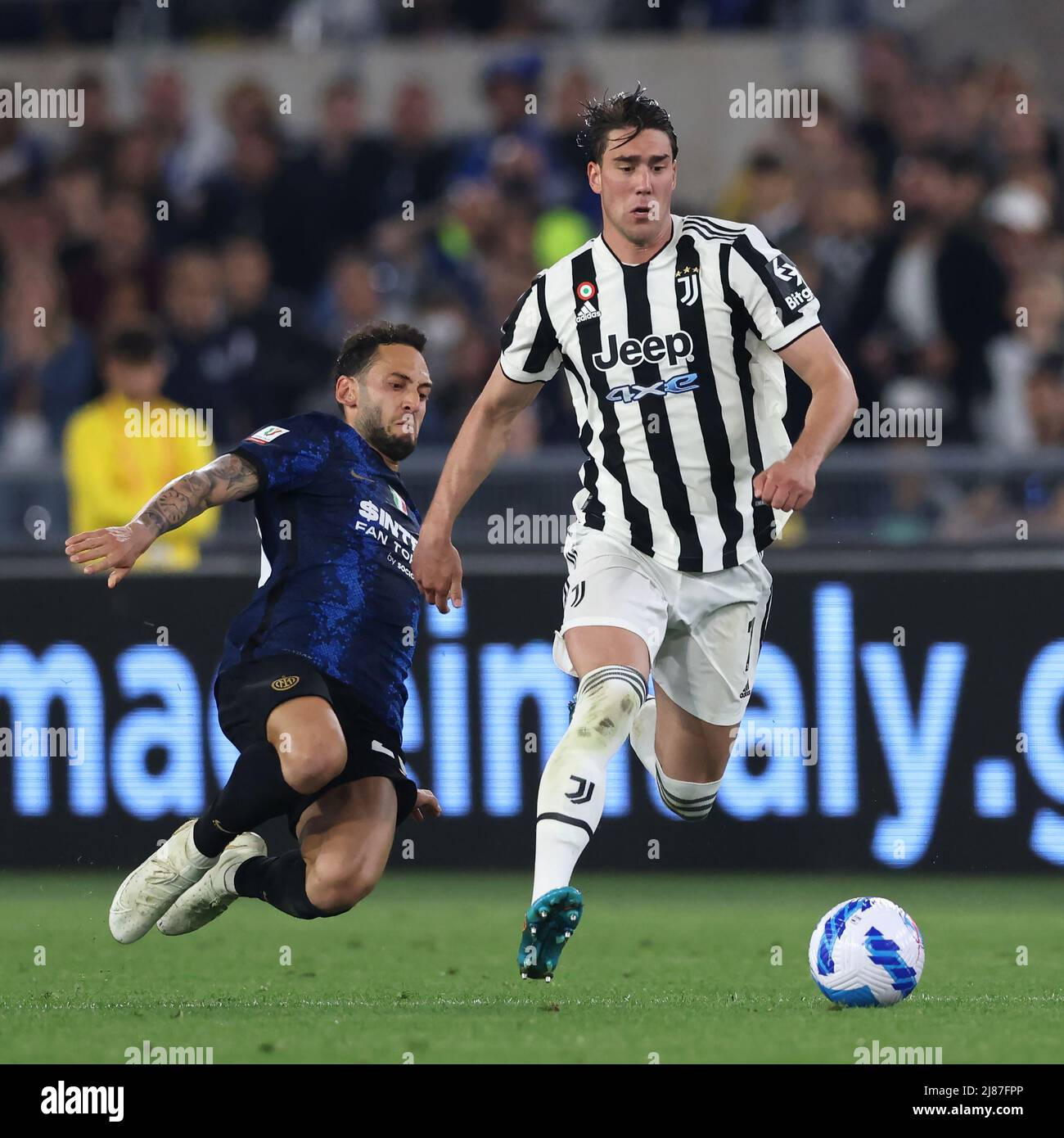 Roma, 11th maggio 2022. Dusan Vlahovic di Juventus prende Hakan Calhanoglu del FC Internazionale durante la partita della Coppa Italia allo Stadio Olimpico di Roma. Il credito d'immagine dovrebbe essere: Jonathan Moscrop / Sportimage Foto Stock