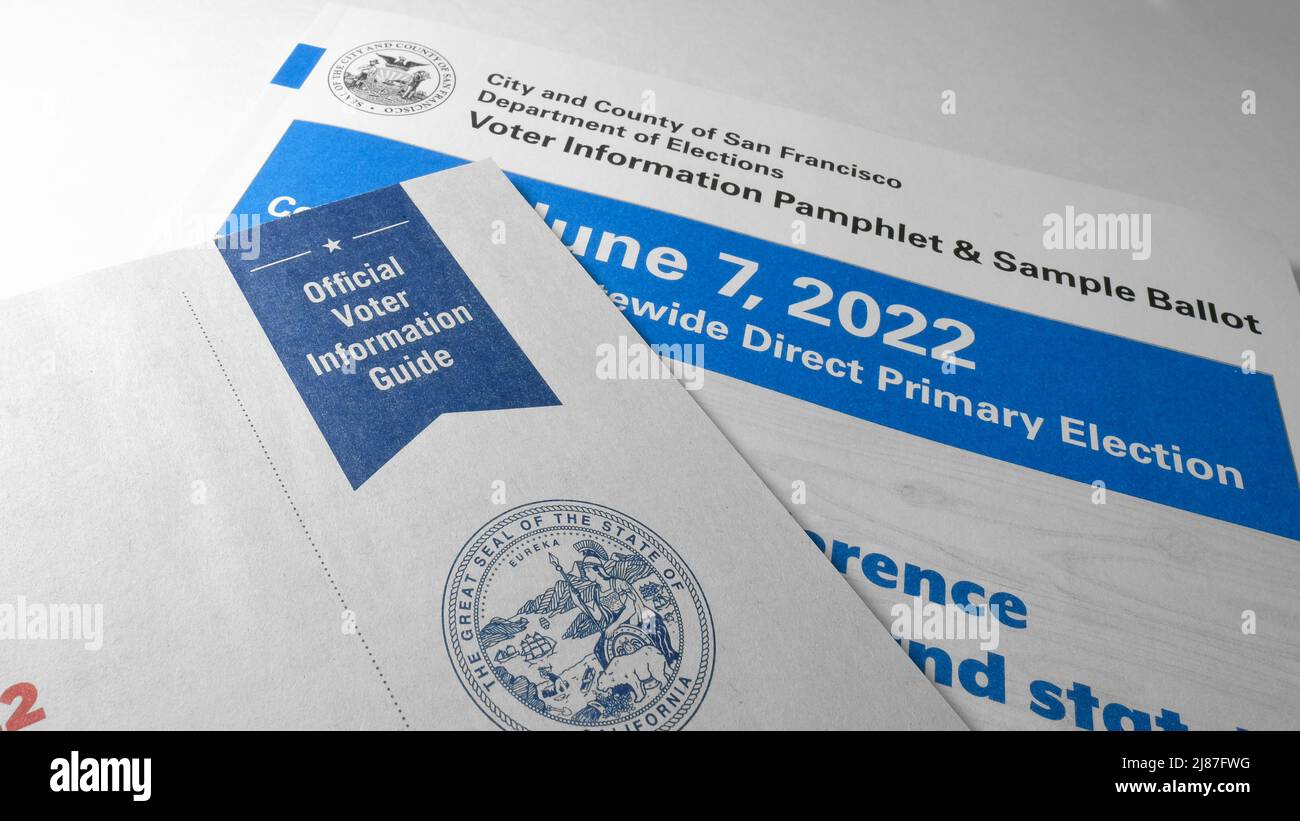 Elezione primaria California elezioni, giugno 7 2022; posta elettorale ufficiale, guida alle informazioni degli elettori, opuscolo, ballottaggio del campione e materiali. Foto Stock