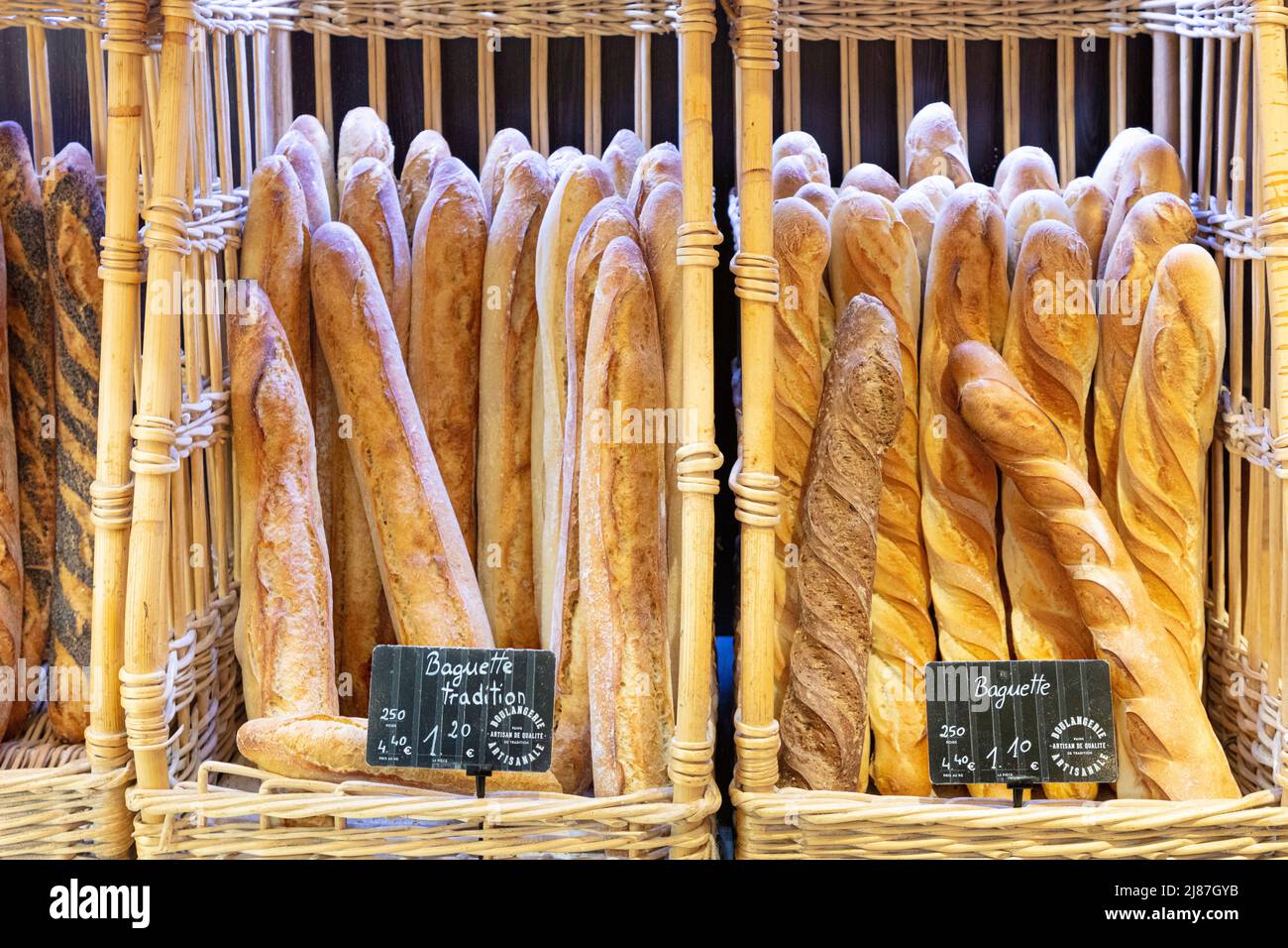 Baguette fresche per la vendita ad una boulangerie, Parigi, Francia Foto Stock