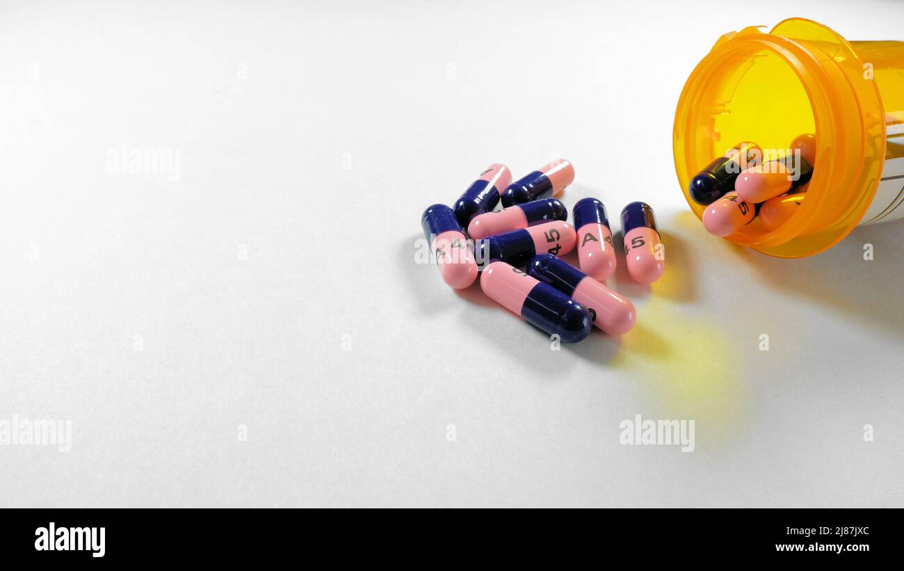 Amoxicillin capsule su sfondo bianco; antibiotico utilizzato per il trattamento delle infezioni batteriche; medico prescritto farmaci per il trattamento delle infezioni. Foto Stock