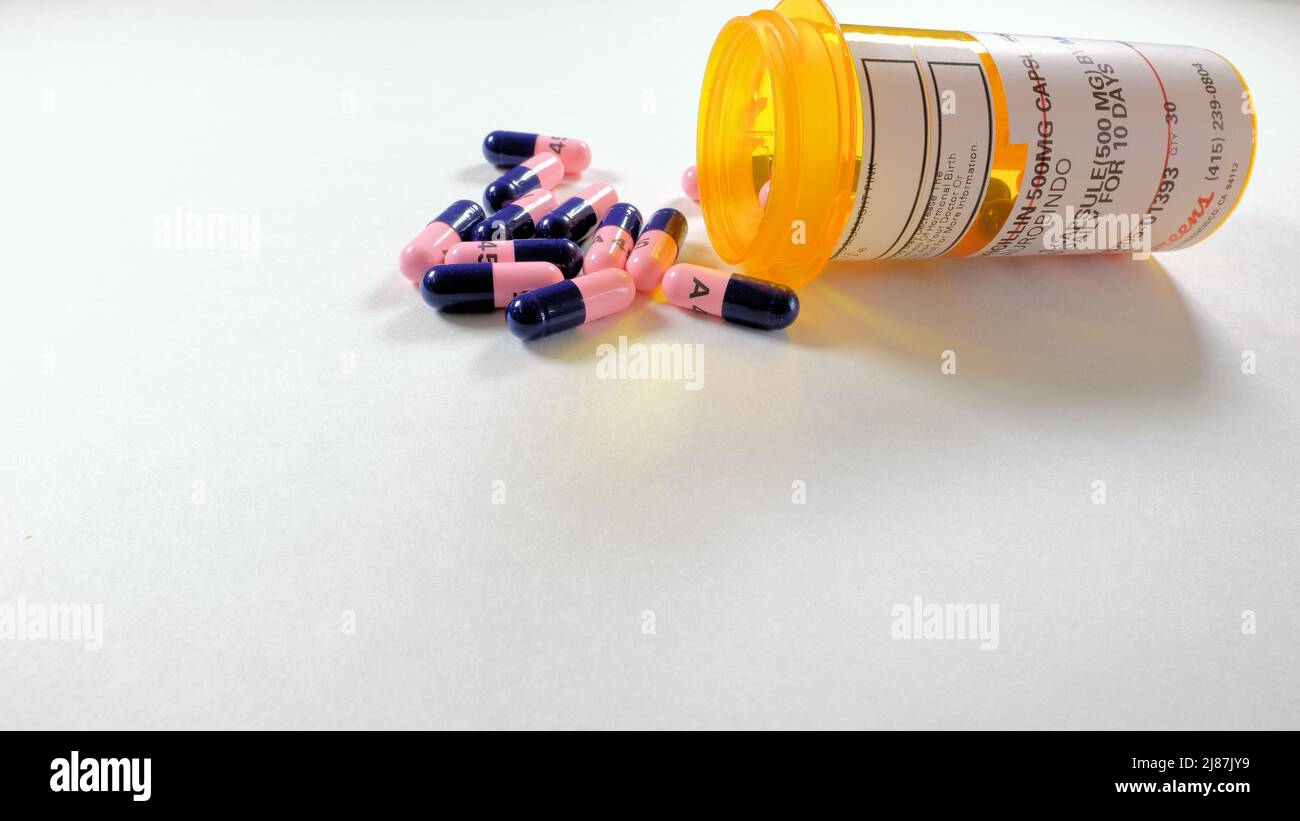 Amoxicillin capsule su sfondo bianco; antibiotico utilizzato per il trattamento delle infezioni batteriche; medico prescritto farmaci per il trattamento delle infezioni. Foto Stock