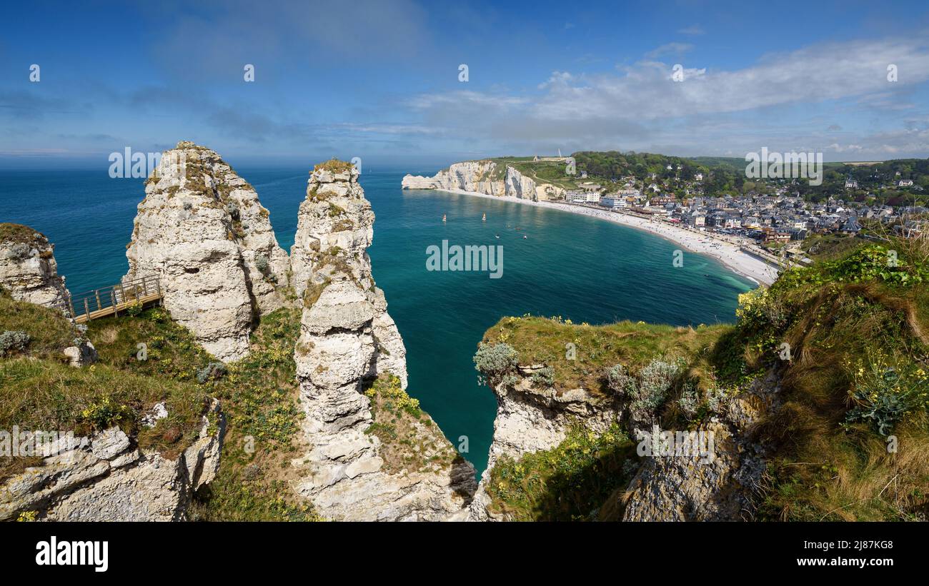 Vista panoramica delle scogliere di gesso bianco di Etretat in Normandia (Francia). Foto Stock