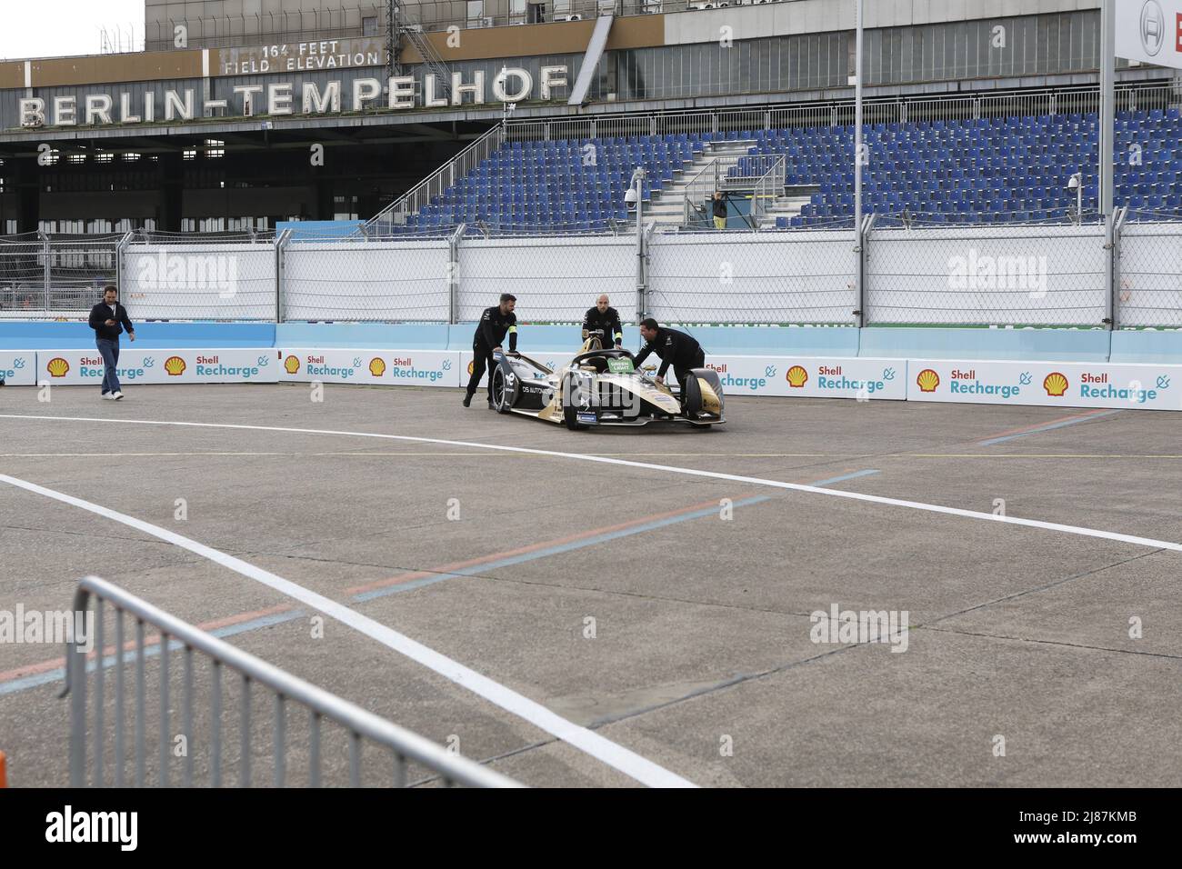 Germania, Berlino, 13 maggio 2022. Berlino-Tempelhof. Il campionato ufficiale 'ABB FIA Formula e Championship 2021/22' consiste di 16 gare, che si svolgono in 10 diverse città del mondo. La Shell Recharge Berlin e-Prix 2022 è il 14th e 15th maggio 2022 con una doppia gara a Berlino. La serie di corse elettriche 2021/2022 si svolgerà presso l'ex aeroporto di Tempelhof. Foto Stock