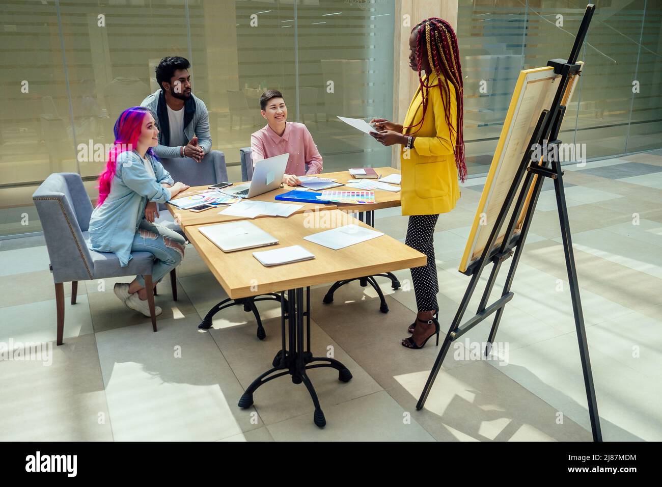 team creativo di affari felice in office.publishing casa pianificazione prossimo periodo di vendita Foto Stock