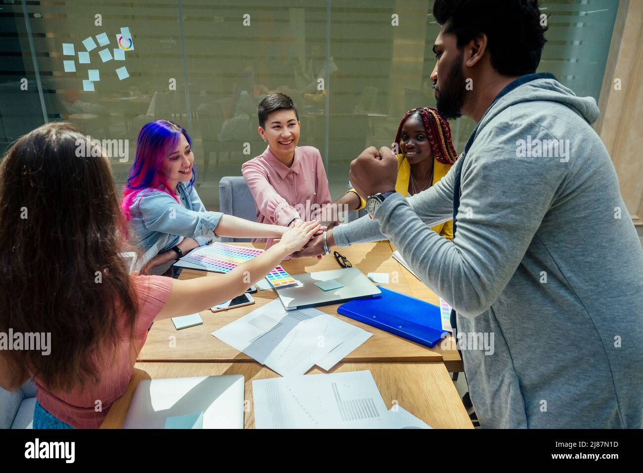 internazionale, designer di moda creativa gruppo ufficio:team lavoro idea Foto Stock