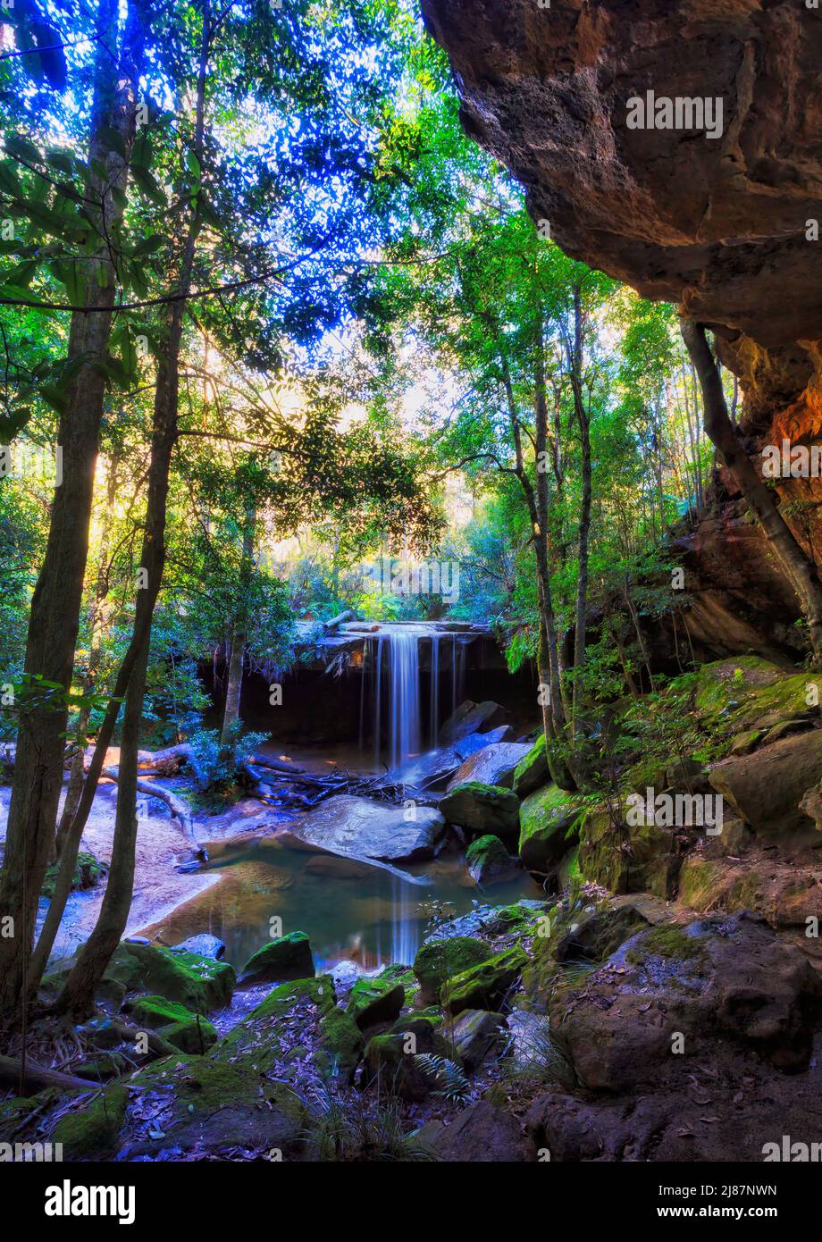 All'interno di grotte rocciose nel torrente Hazelbrook delle montagne blu australiane vicino alla cascata di Oakland. Foto Stock