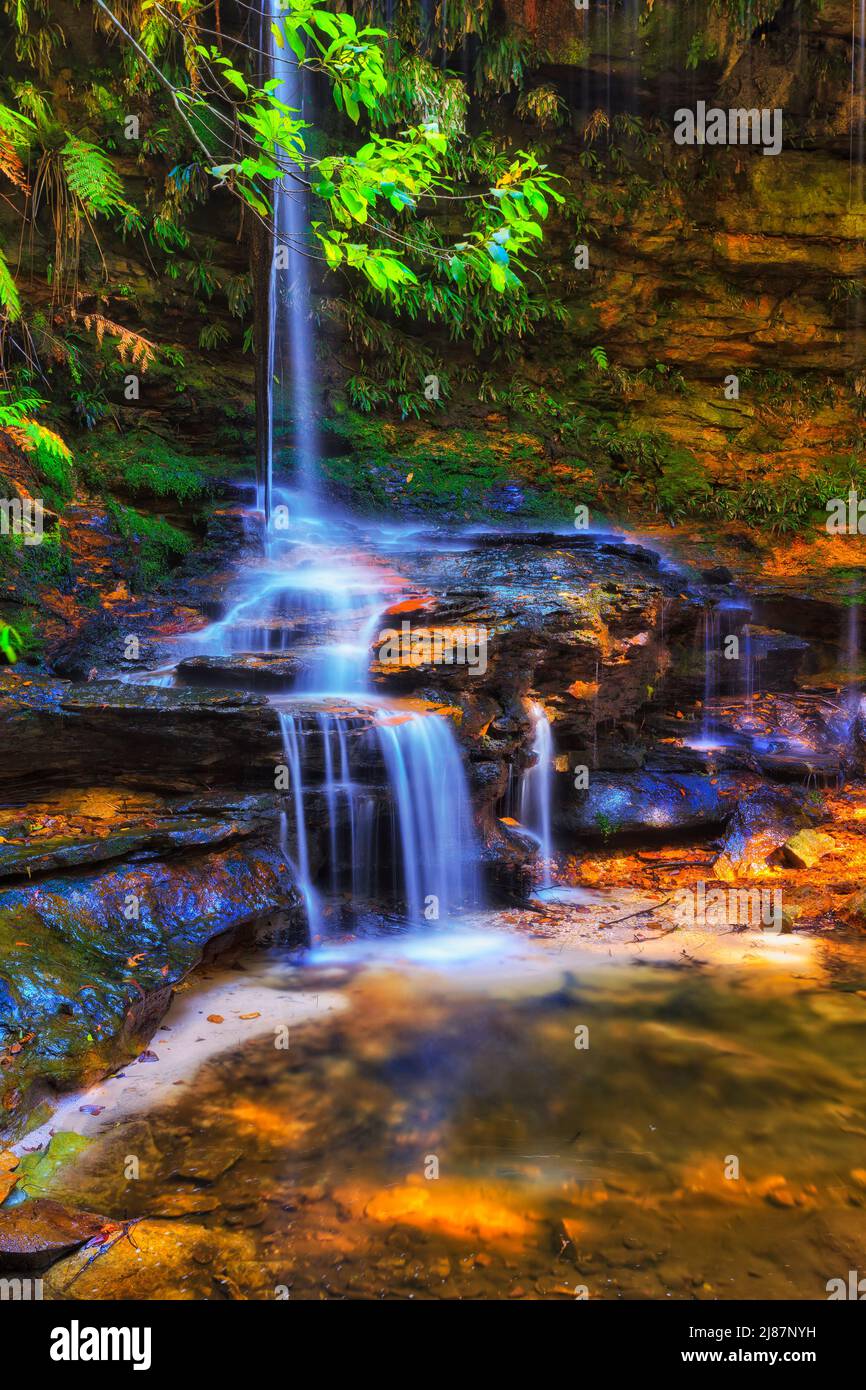 Coloratissimo scacchiante cascata di Burgess nelle Blue Mountains d'Australia - popolare pista di camminata nel torrente Hazelbrook Foto Stock