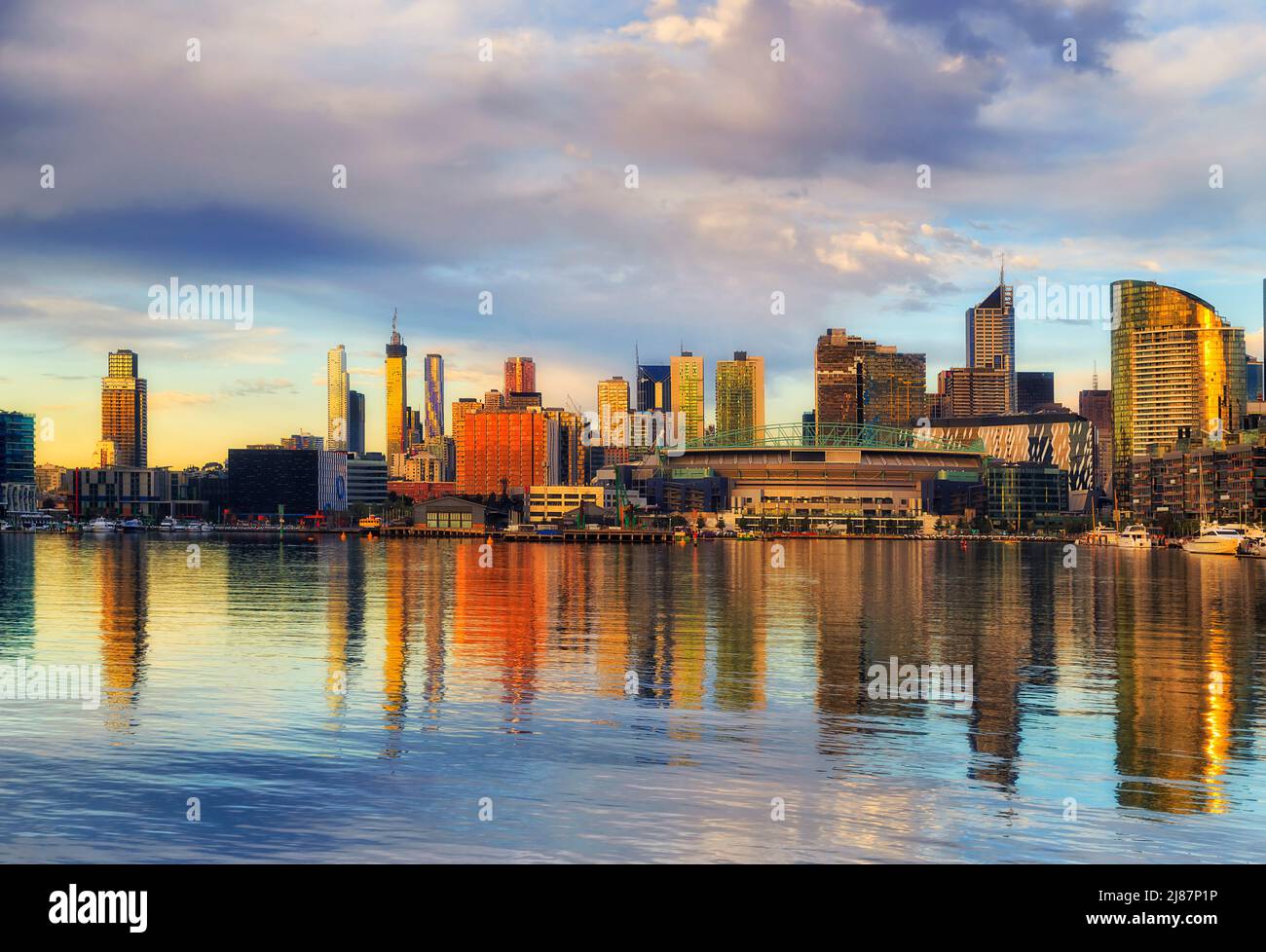 Scenografica e colorata luce solare sul lungomare di Docklands, sobborgo del fiume Yarra, nella città australiana di Melbourne. Foto Stock