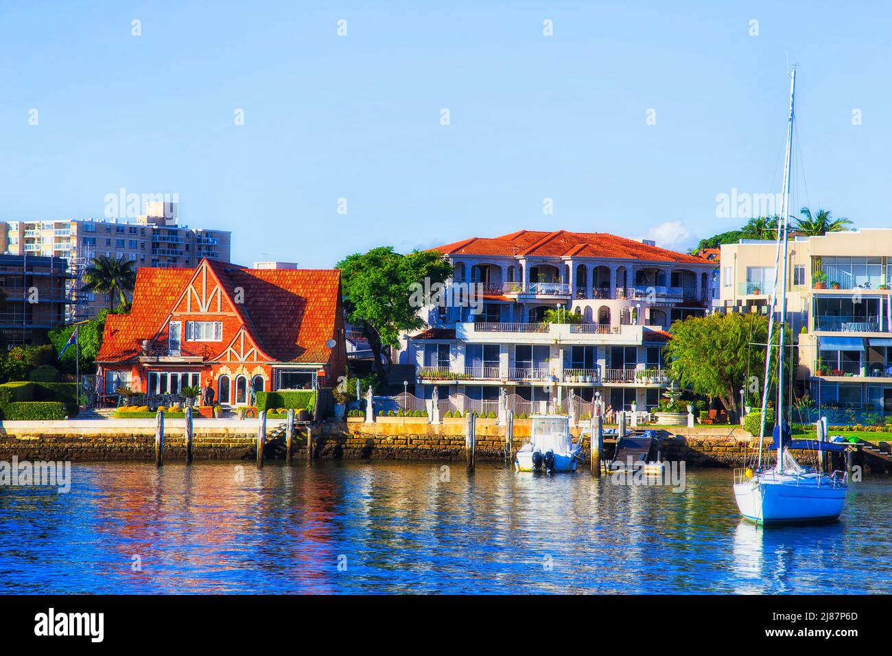 Lungomare dell'Inner West Balmain ricco sobborgo sul fiume Parramatta a Sydney, Australia. Foto Stock