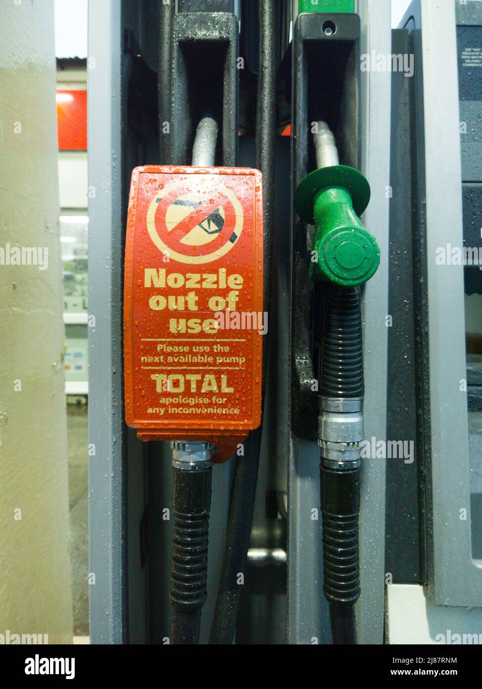 Cartello "ugello fuori uso" della pompa diesel, benzina/gas. Mancanza di  carburante, Regno Unito. (Scusa in inglese britannico). Primo piano,  isolato Foto stock - Alamy