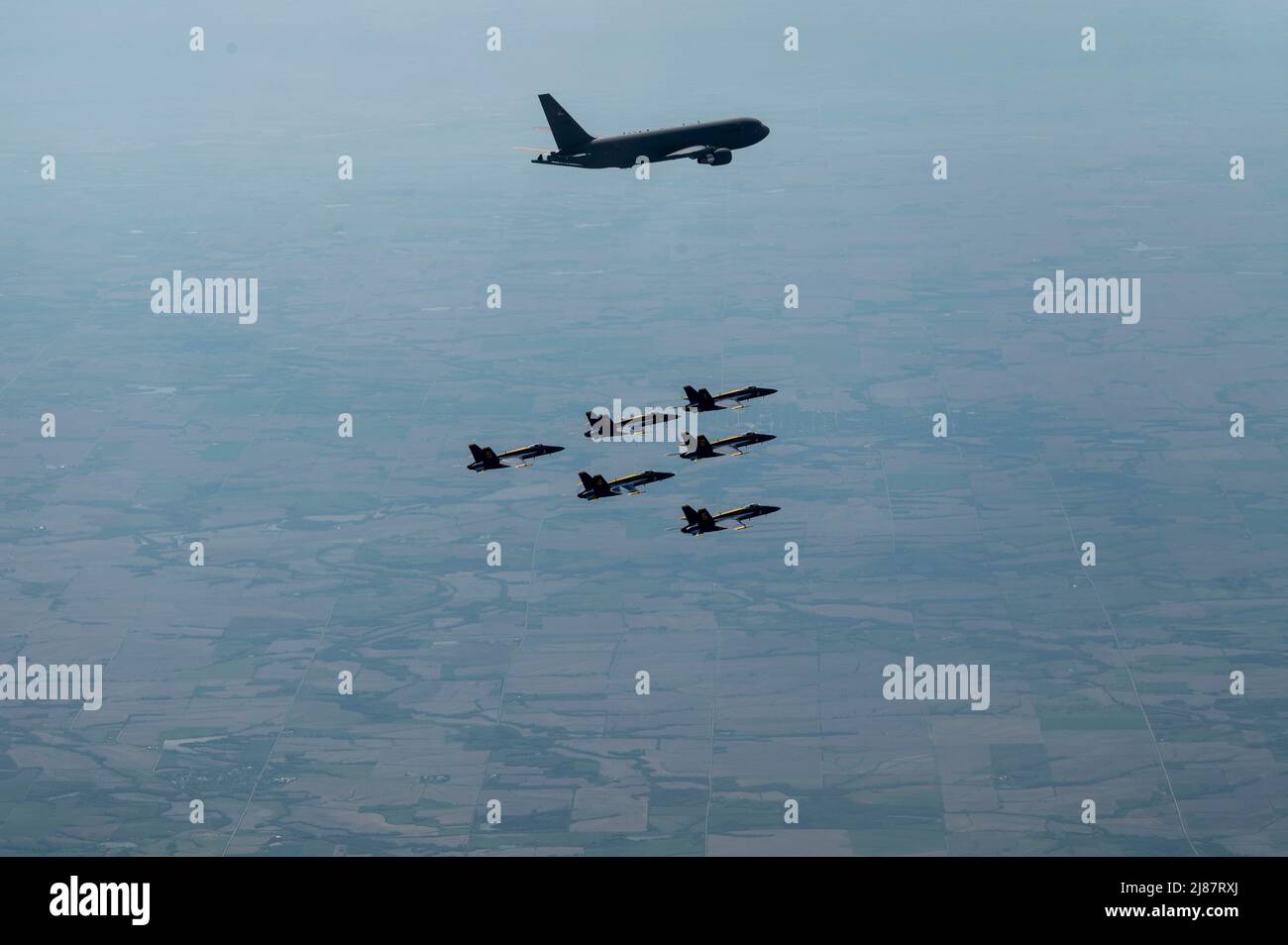 Un KC-46A Pegasus assegnato alla 916th Air Refeling Wing alla base dell'aeronautica di Seymour Johnson, Carolina del Nord, vola accanto alla Marina Blue Angels degli Stati Uniti dopo il rifornimento in aria sopra il Nebraska, 11 maggio 2022. I Blue Angels stavano viaggiando dalla Florida alla base dell'aeronautica di Ellsworth, South Dakota, per un airshow il fine settimana seguente. (STATI UNITI Air Force foto di Senior Airman Kevin Holloway) Foto Stock