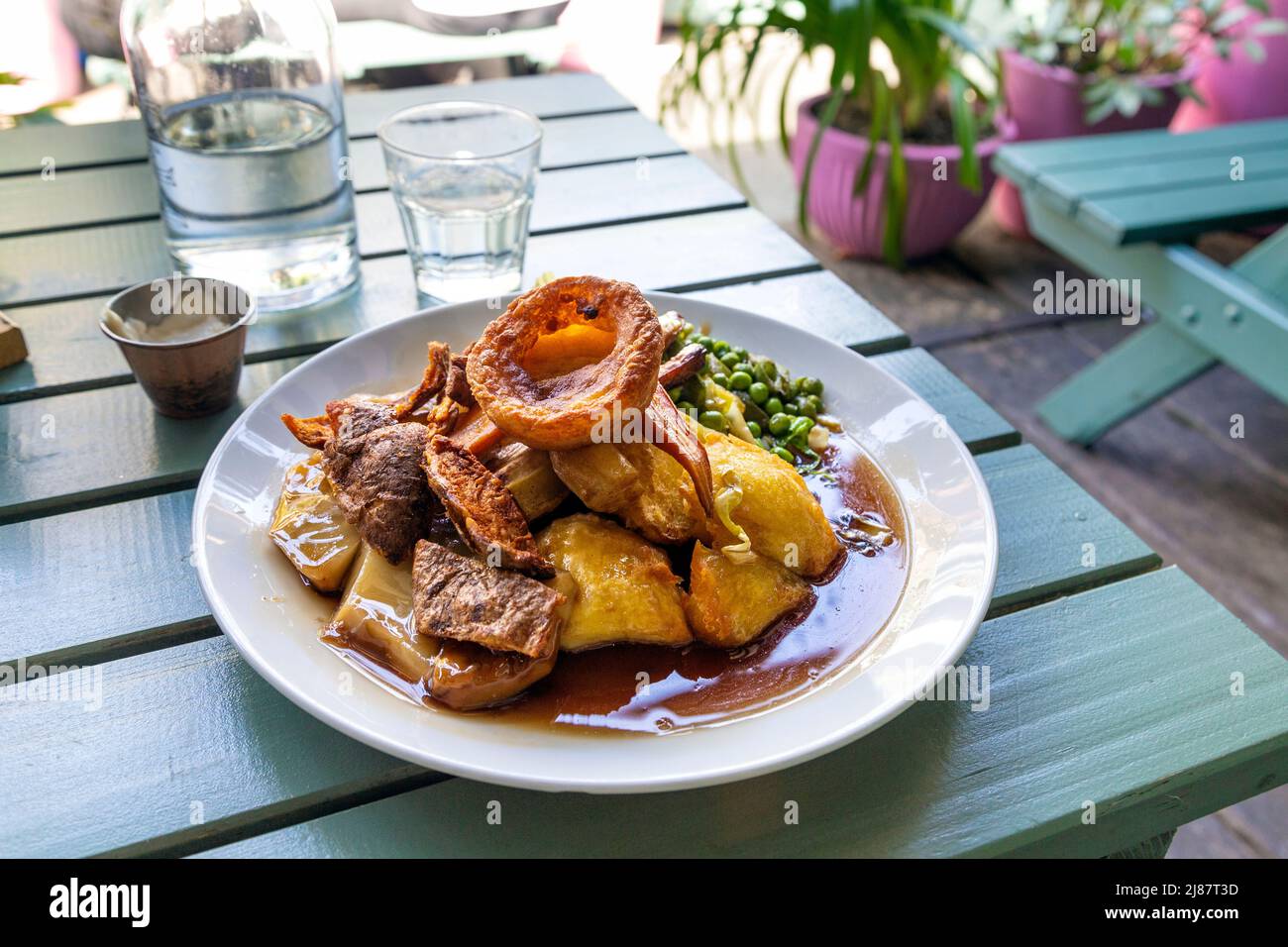 Pot Roast Celeriac e patate crackling Domenica Roast con Yorkshire Pudding al pub All vegan Spread Eagle a Homerton, Hackney, Londra, Regno Unito Foto Stock