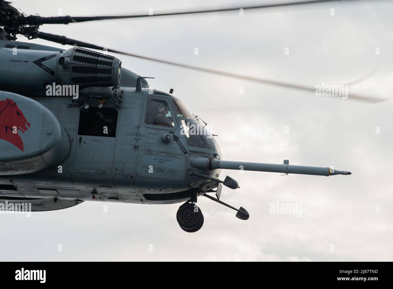 Sea of Japan (12 maggio 2022) — MH-53 Sea Dragon attaccato a Helicopter Mine Countermeasures Squadron (HM) 14, distaccamento 2A conduce le qualifiche di atterraggio sul ponte su USS Miguel Keith (ESB 5) durante Noble Vanguard. Noble Vanguard serve da attivista per rafforzare le tattiche e le tecniche dei diversi gruppi di missione che contribuiscono alla stabilità regionale. (STATI UNITI Foto Navy di Mass Communication Specialist 2nd Classe Gregory A. Pickett II/RELEASED) Foto Stock