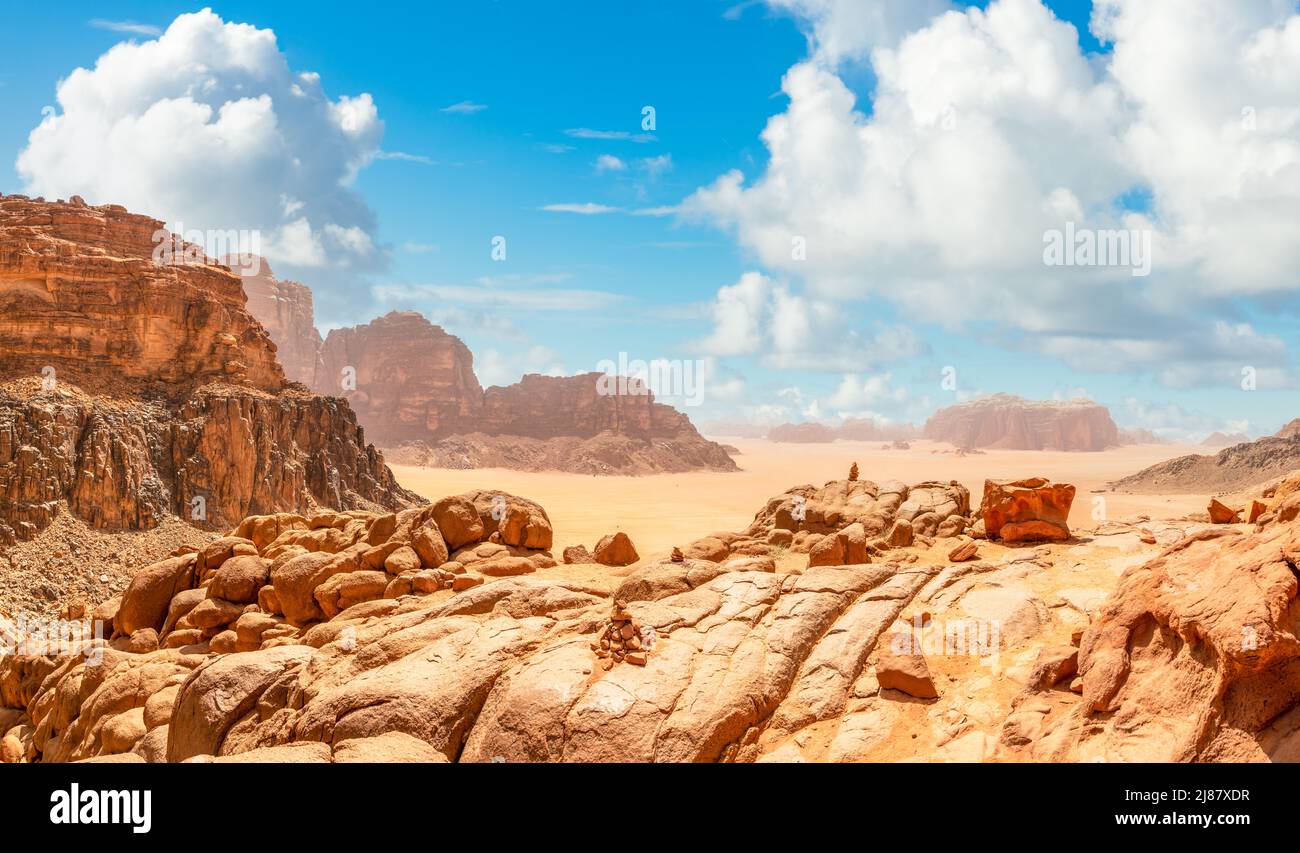 Rocce rosse, sabbie, montagne e paesaggio del deserto di Wadi Rum, Giordania Foto Stock