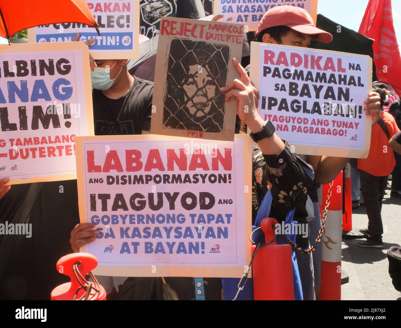 I manifestanti tengono dei cartelli che esprimono il loro parere durante la dimostrazione. Gli attivisti dei gruppi giovanili hanno organizzato una protesta del Black Friday contro il Philippine International Convention Center (PICC), ma sono stati bloccati dalle unità della polizia nazionale filippina (PNP) e della gestione dei disturbi civili (CDM) prima di raggiungere l'edificio. Così i manifestanti hanno appena fatto il loro programma al Centro Culturale del complesso delle Filippine. I manifestanti sono contrari al risultato delle Filippine 9th maggio: Elezioni presidenziali. (Foto di Josefiel Rivera/SOPA Images/Sipa USA) Foto Stock