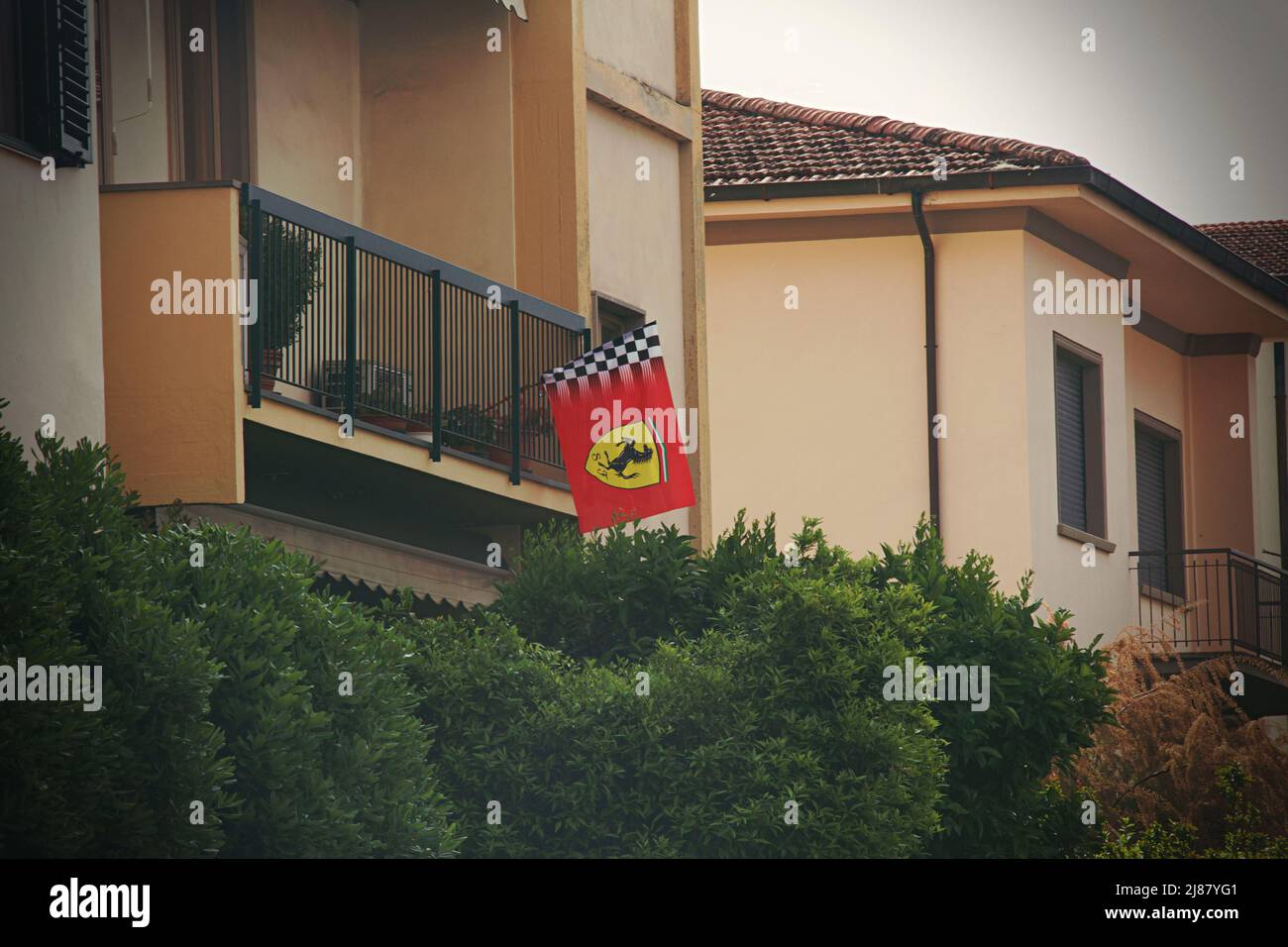 Provincia di Firenze, Italia, maggio 9th 2022, casa residenziale appesa una bandiera Ferrari dal balcone. Foto Stock