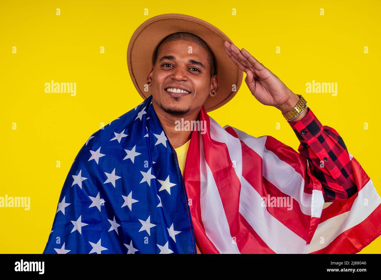 uomo americano avvolto sulla bandiera guardando ca, era e bianco neve sorriso Foto Stock