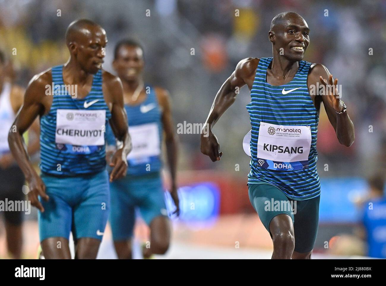 Doha, Qatar. 13th maggio 2022. Abel Kipsang (R) del Kenya compete durante la gara maschile del 1.500m del Diamond League Athletics meeting del 2022 Diamond League Doha a Doha, capitale del Qatar, 13 maggio 2022. Credit: Nikku/Xinhua/Alamy Live News Foto Stock