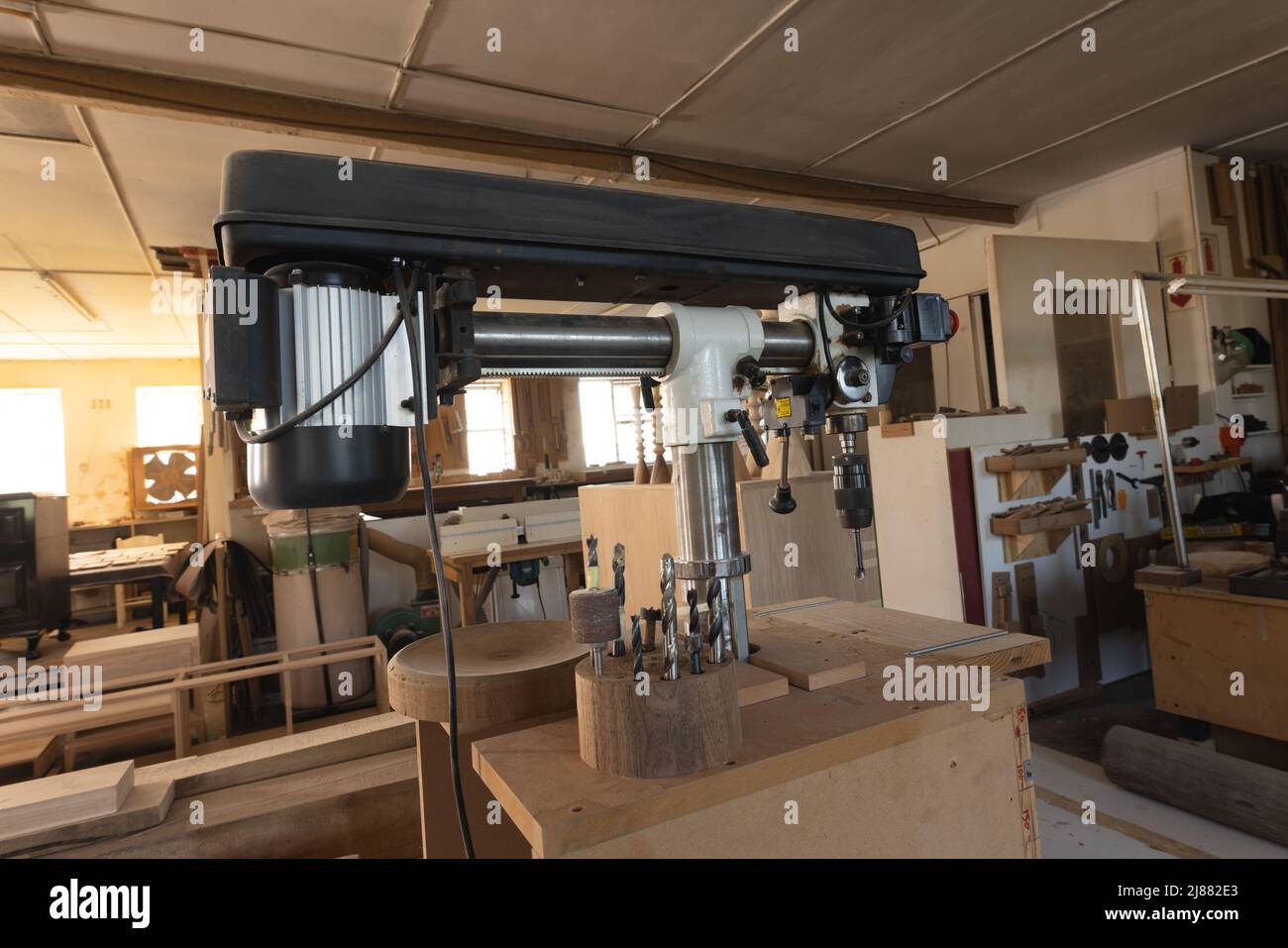 Interno di un'officina di lavorazione del legno con attrezzature di produzione e legno Foto Stock