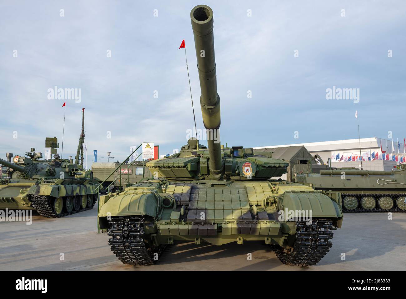 REGIONE DI MOSCA, RUSSIA - 25 AGOSTO 2020: Carro armato sovietico T-64B1 (oggetto 437) al forum militare-tecnico dell'esercito-2020. Vista frontale Foto Stock