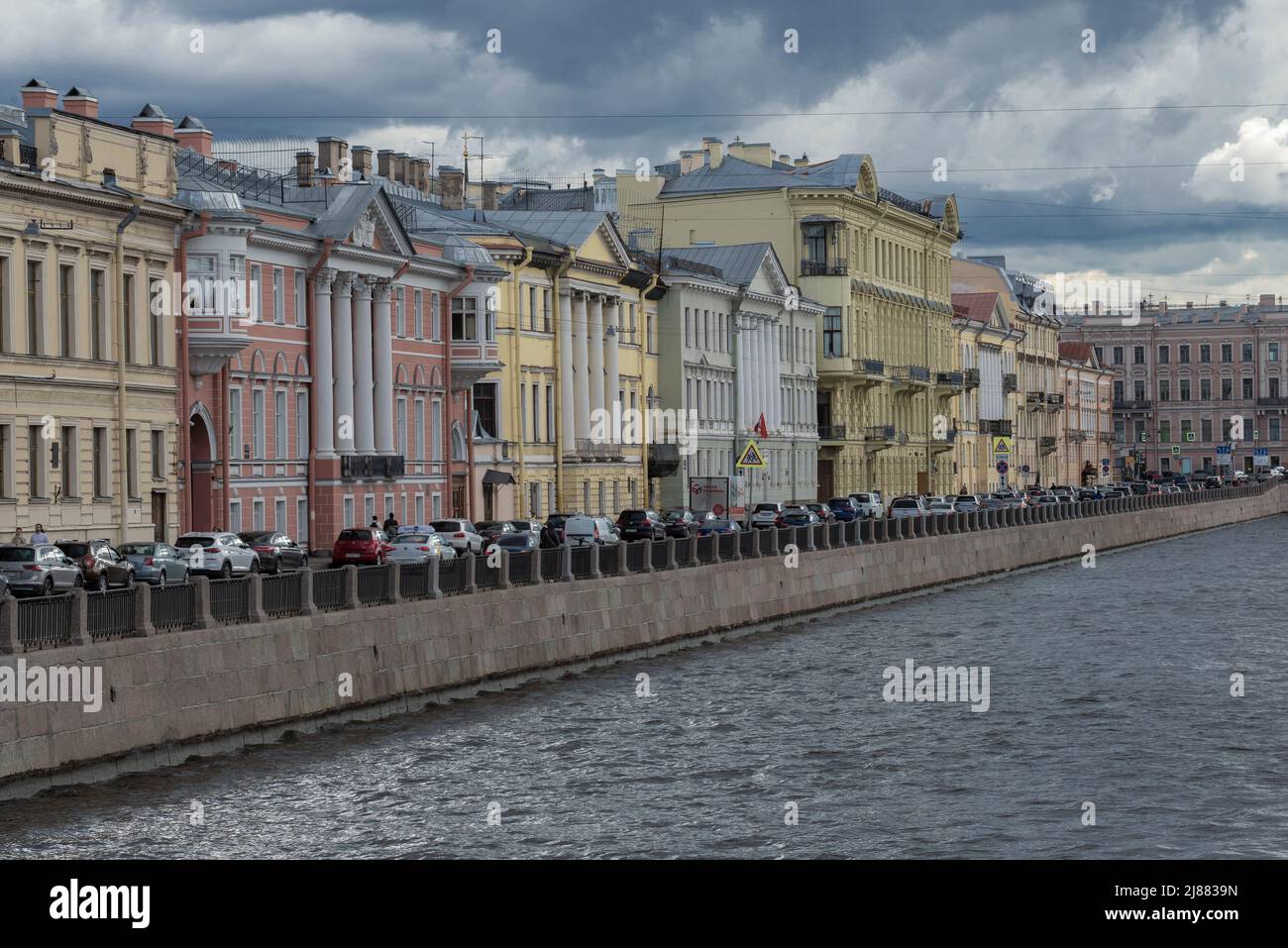 SAN PIETROBURGO, RUSSIA - 05 SETTEMBRE 2021: Nuvoloso giorno di settembre sul argine del fiume Fontanka Foto Stock