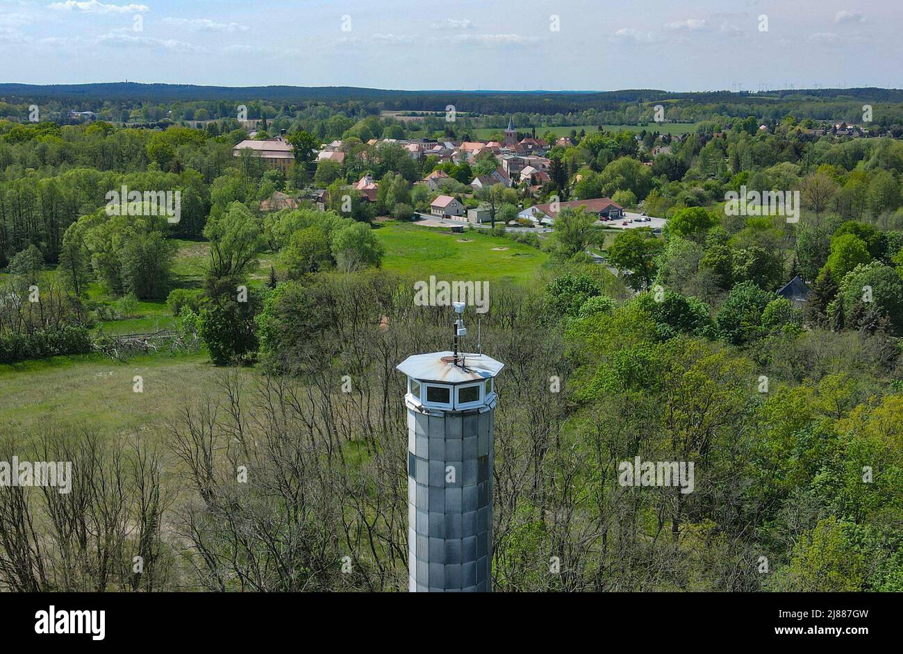 Lieberose, Germania. 10th maggio 2022. La tecnologia radio e una telecamera sono montate sul tetto di una torre antincendio vicino a Lieberose presso l'Ufficio forestale dello Stato di Brandeburgo (vista aerea con un drone). Con l'aumento delle temperature, il rischio di incendi boschivi è aumentato notevolmente nel Brandeburgo. (To dpa: ''There's Something' - Sensors as a sharp eye for Forest Fire monitoring') Credit: Patrick Pleul/dpa/Alamy Live News Foto Stock