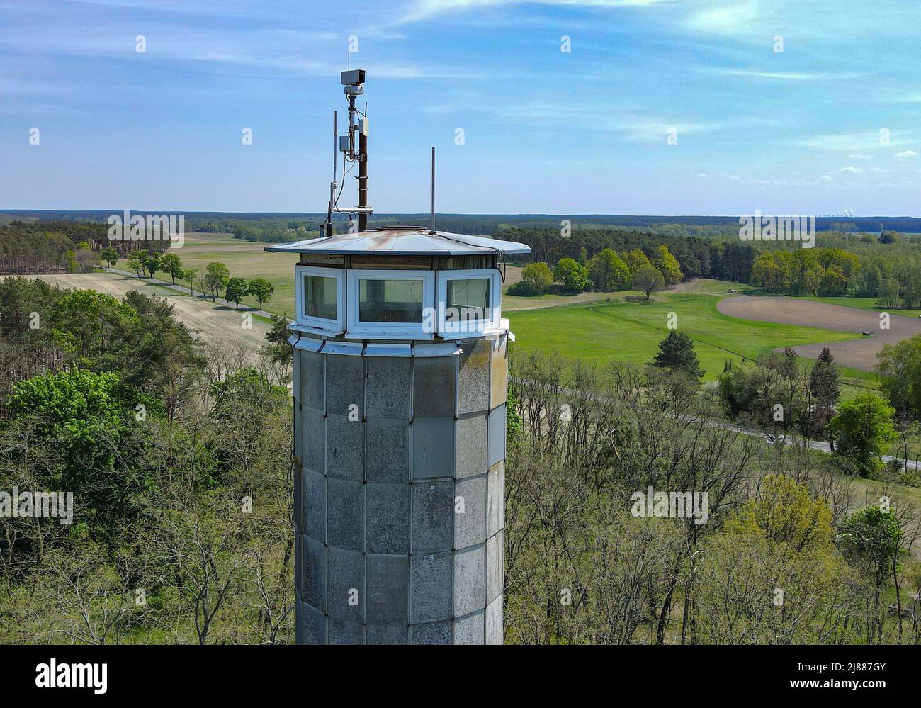 Lieberose, Germania. 10th maggio 2022. La tecnologia radio e una telecamera sono montate sul tetto di una torre antincendio vicino a Lieberose presso l'Ufficio forestale dello Stato di Brandeburgo (vista aerea con un drone). Con l'aumento delle temperature, il rischio di incendi boschivi è aumentato notevolmente nel Brandeburgo. (To dpa: ''There's Something' - Sensors as a sharp eye for Forest Fire monitoring') Credit: Patrick Pleul/dpa/Alamy Live News Foto Stock