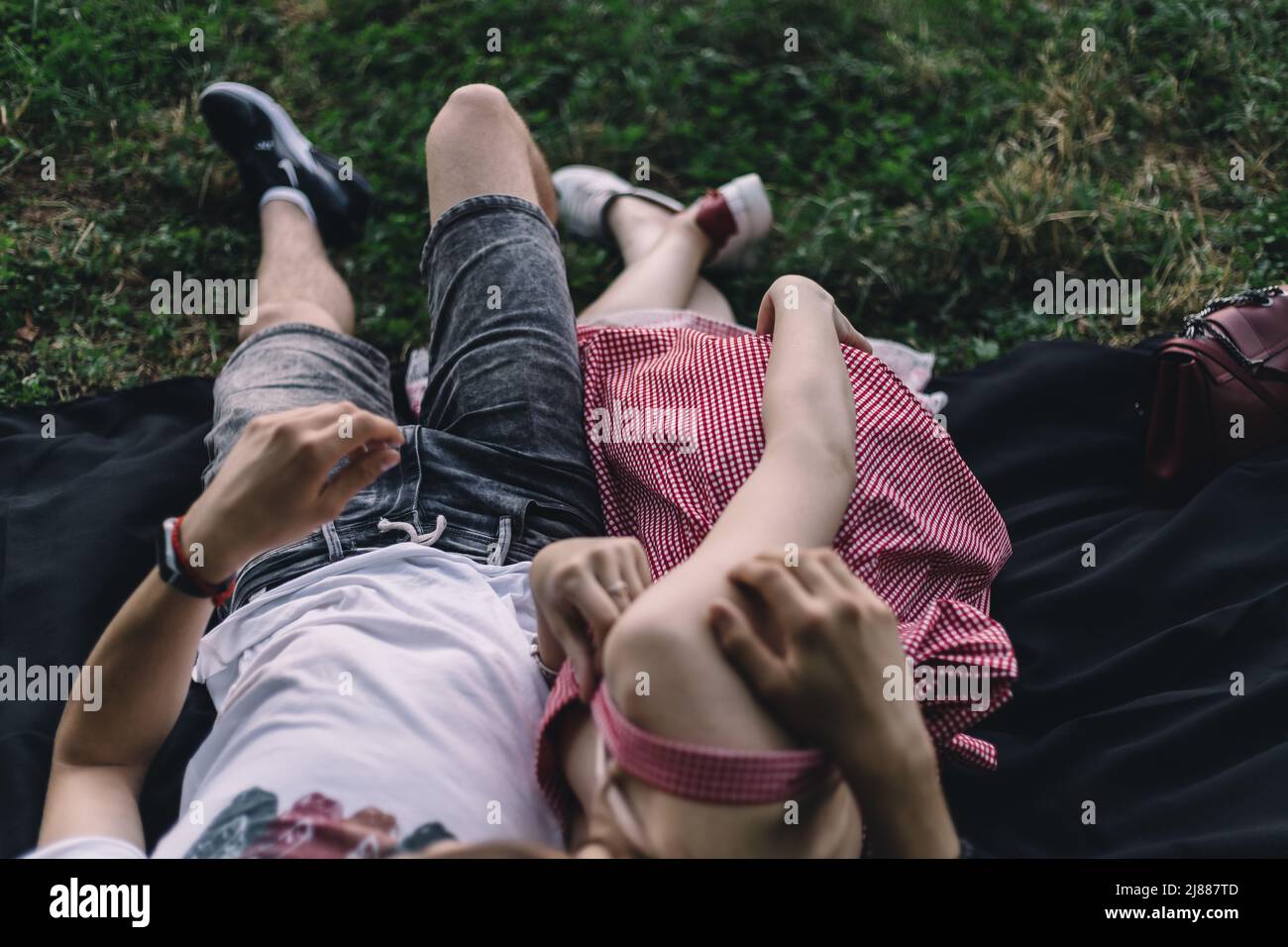 felice coppia sdraiata sull'erba felice amore Foto Stock