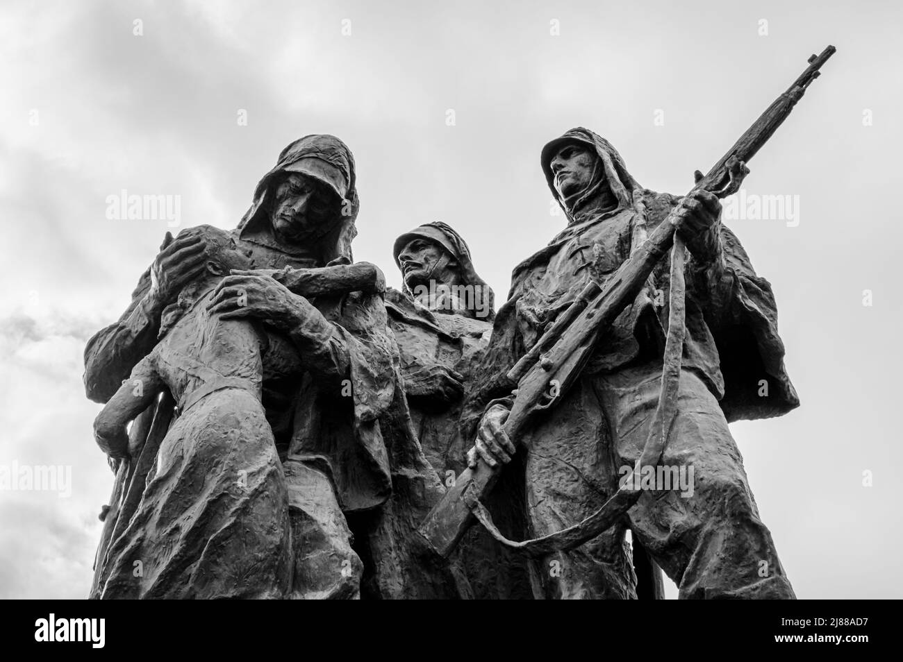 Monumento ai soldati sovietici che salvano un bambino. Frammento del complesso commemorativo. San Pietroburgo, Russia. Bianco e nero. Foto Stock