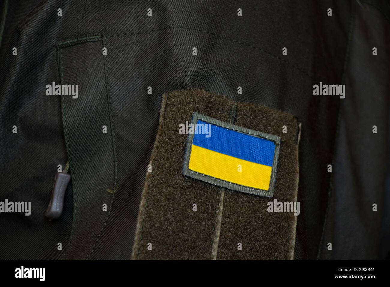 Bandiera nazionale gialla e blu dell'Ucraina sulla divisa verde di un soldato, fermare la guerra e la pace in Ucraina 2022, distintivo militare sulla uniforme di A. Foto Stock