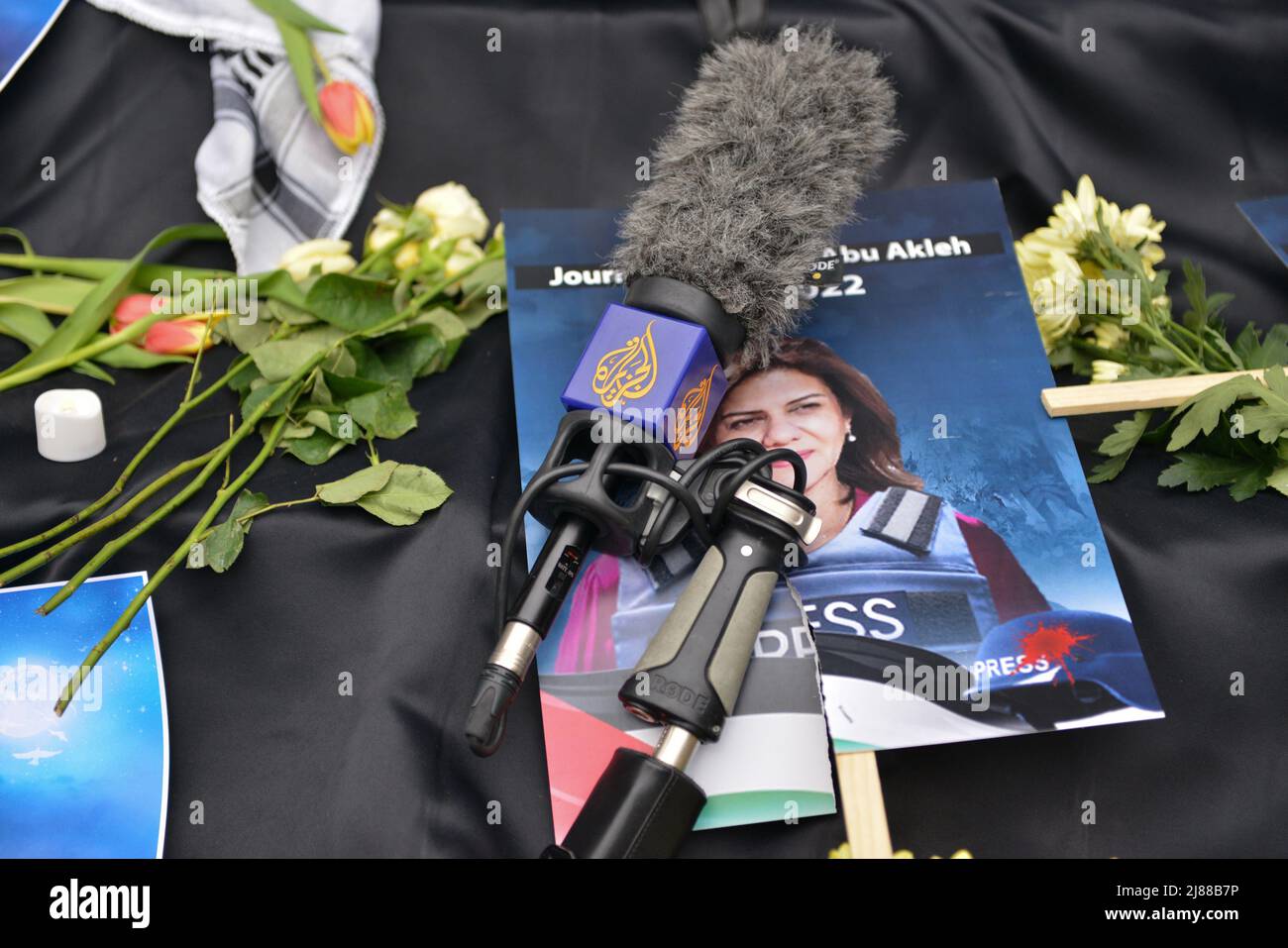 Al Jazeera ha lasciato il microfono per la trasmissione come tributo per il giornalista ucciso. I manifestanti si sono riuniti in una protesta di solidarietà davanti alla sede centrale della BBC a Londra per condannare l'uccisione del giornalista al Jazeera, Shireen Abu Akleh. Foto Stock