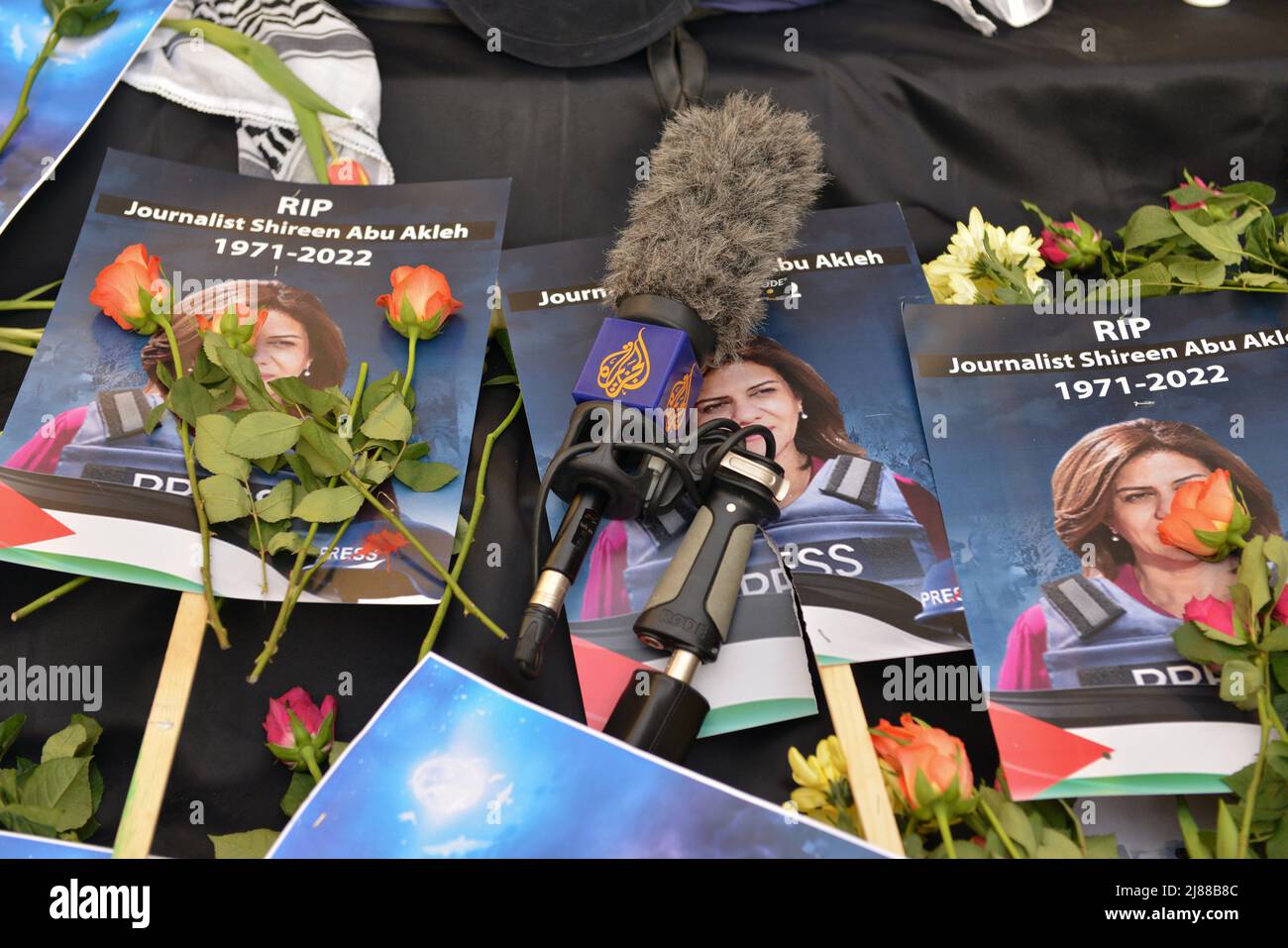 Tributi floreali visti alla veglia. I manifestanti si sono riuniti in una protesta di solidarietà davanti alla sede centrale della BBC a Londra per condannare l'uccisione del giornalista al Jazeera, Shireen Abu Akleh. Foto Stock