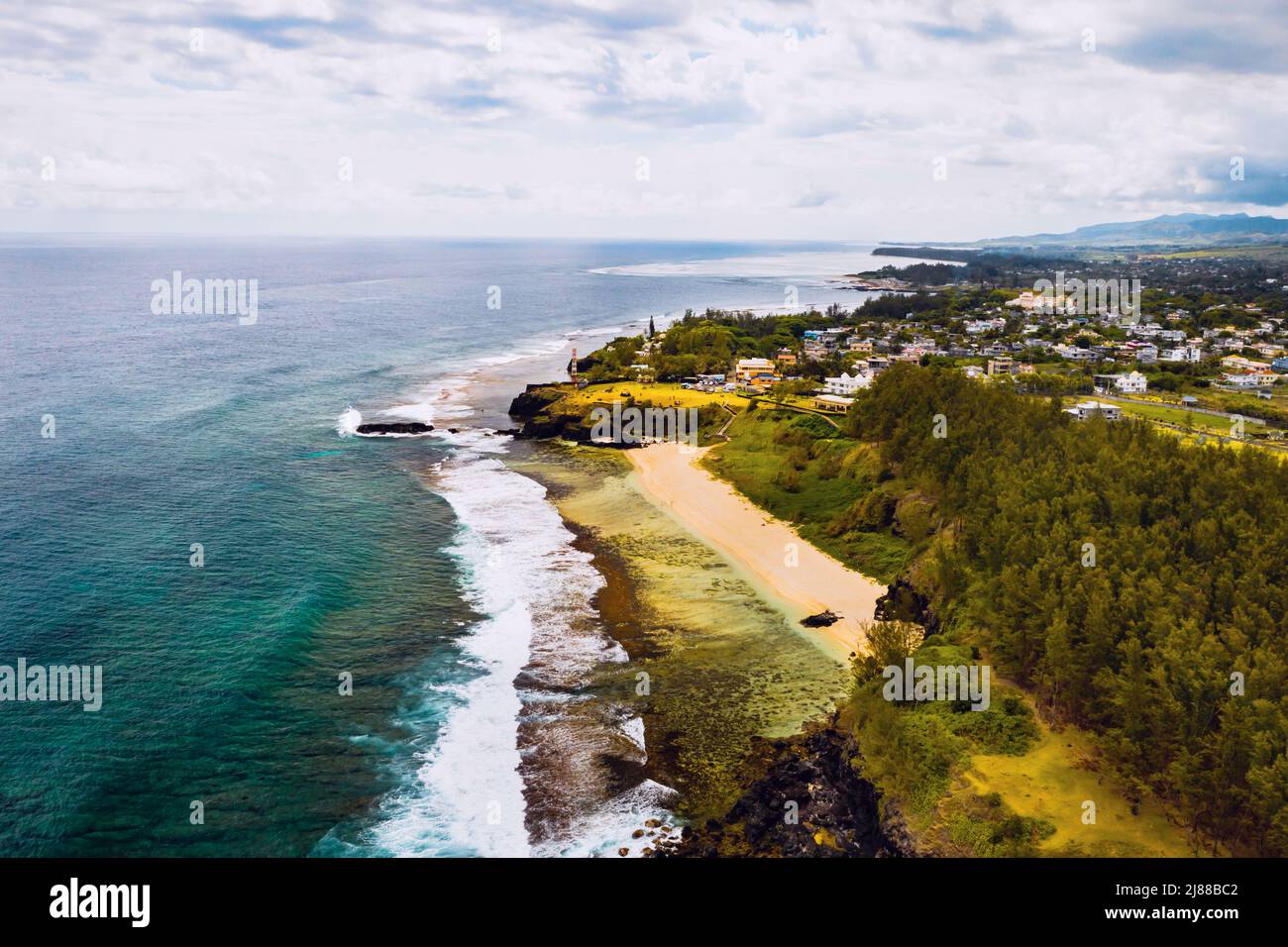 Vista aerea delle scogliere di spettacolare Gris Gris Beach, nel sud di Mauritius. Qui, è il forte onde dell'Oceano Indiano di schiantarsi verso th Foto Stock