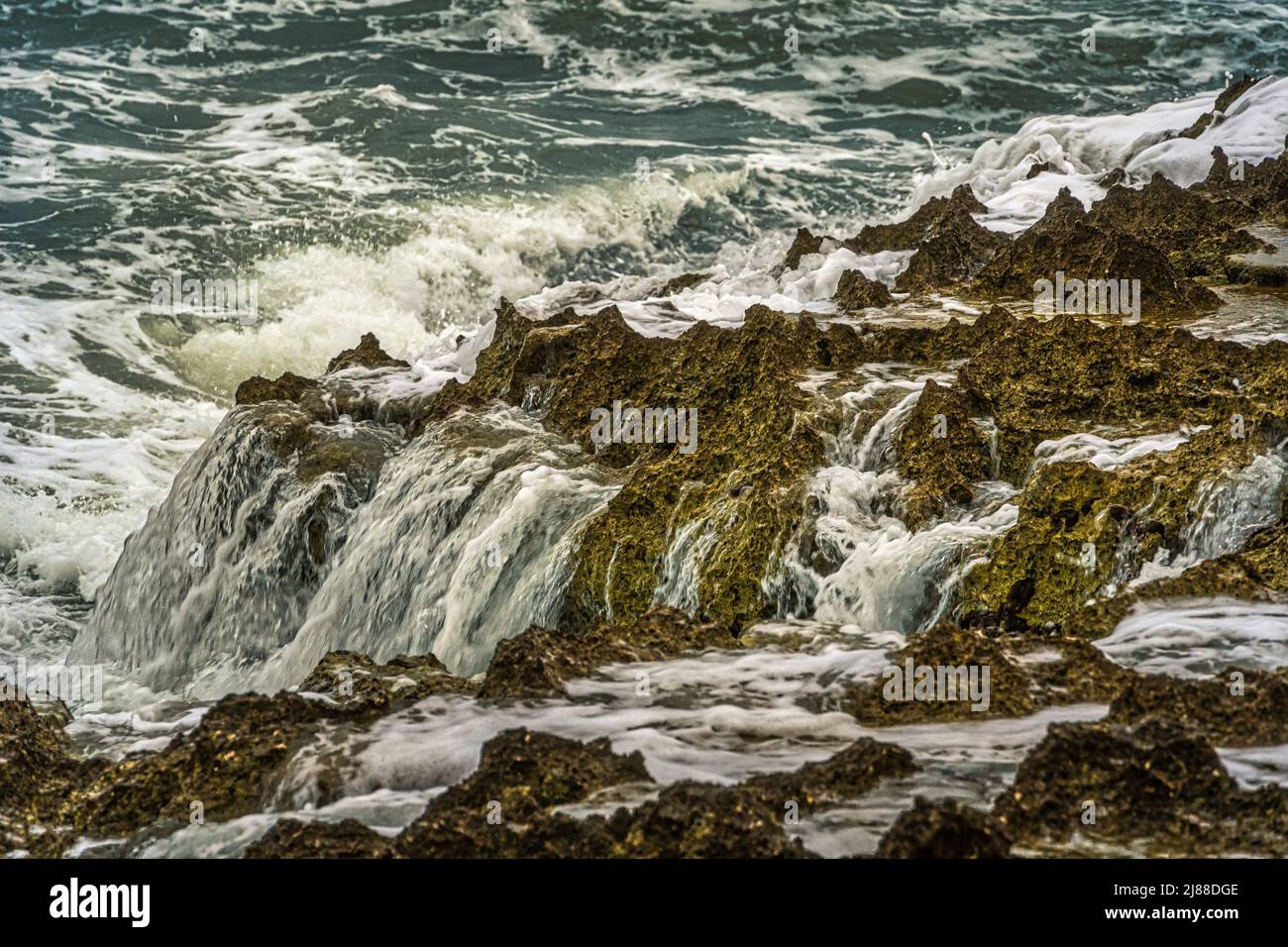 Le onde del mare mosso dopo giorni di pioggia e vento si scontrano con le coste rocciose del Gargano in Puglia. Puglia, Italia, Europa Foto Stock