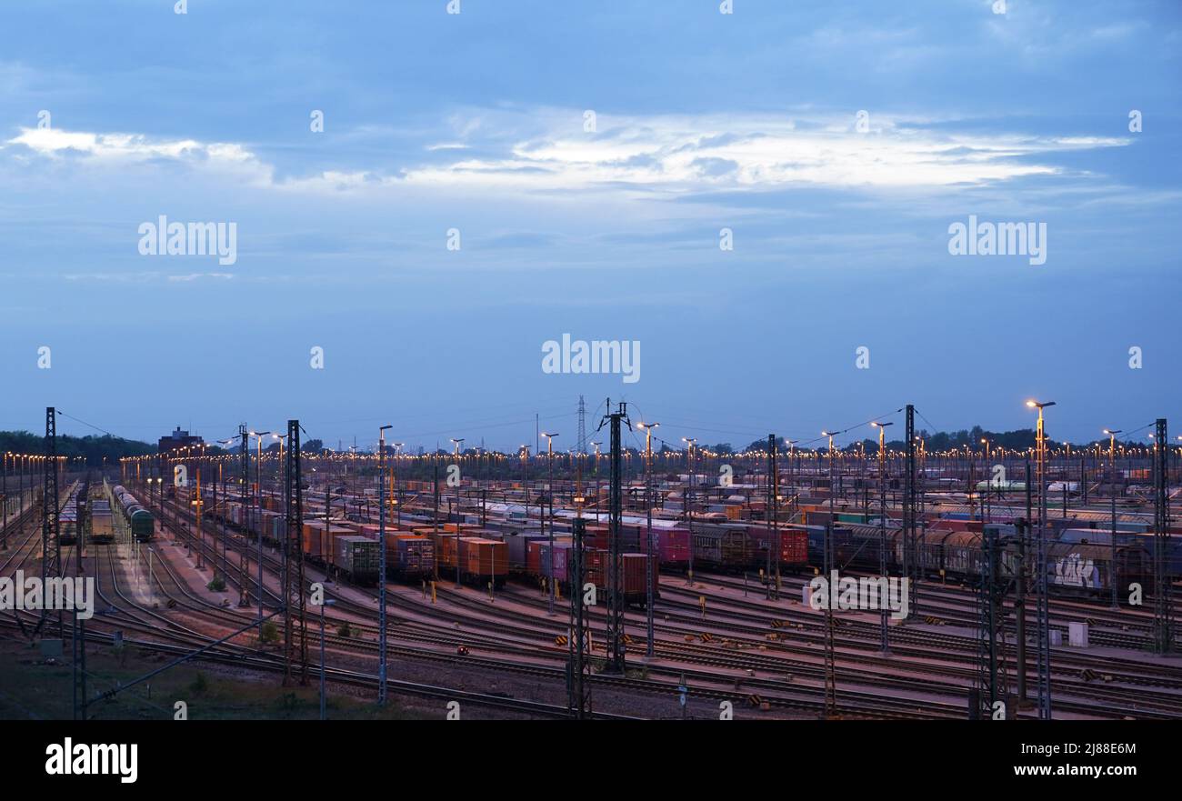 12 maggio 2022, bassa Sassonia, Seevetal: I treni merci si trovano presso il cantiere di marshalling di Maschen. Il cantiere di marshalling a sud di Amburgo è il più grande cantiere di marshalling in Europa. Foto: Marcus Brandt/dpa Foto Stock