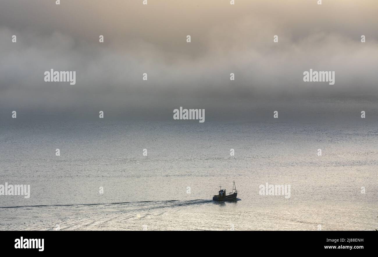 Crosshaven, Cork, Irlanda. 14th maggio 2022. La barca da pesca Olan si avvia verso il terreno di pesca quando la nebbia marina inizia a dissiparsi a Crosshaven, Co. Cork, Irlanda. - Credit; David Creedon / Alamy Live News Foto Stock