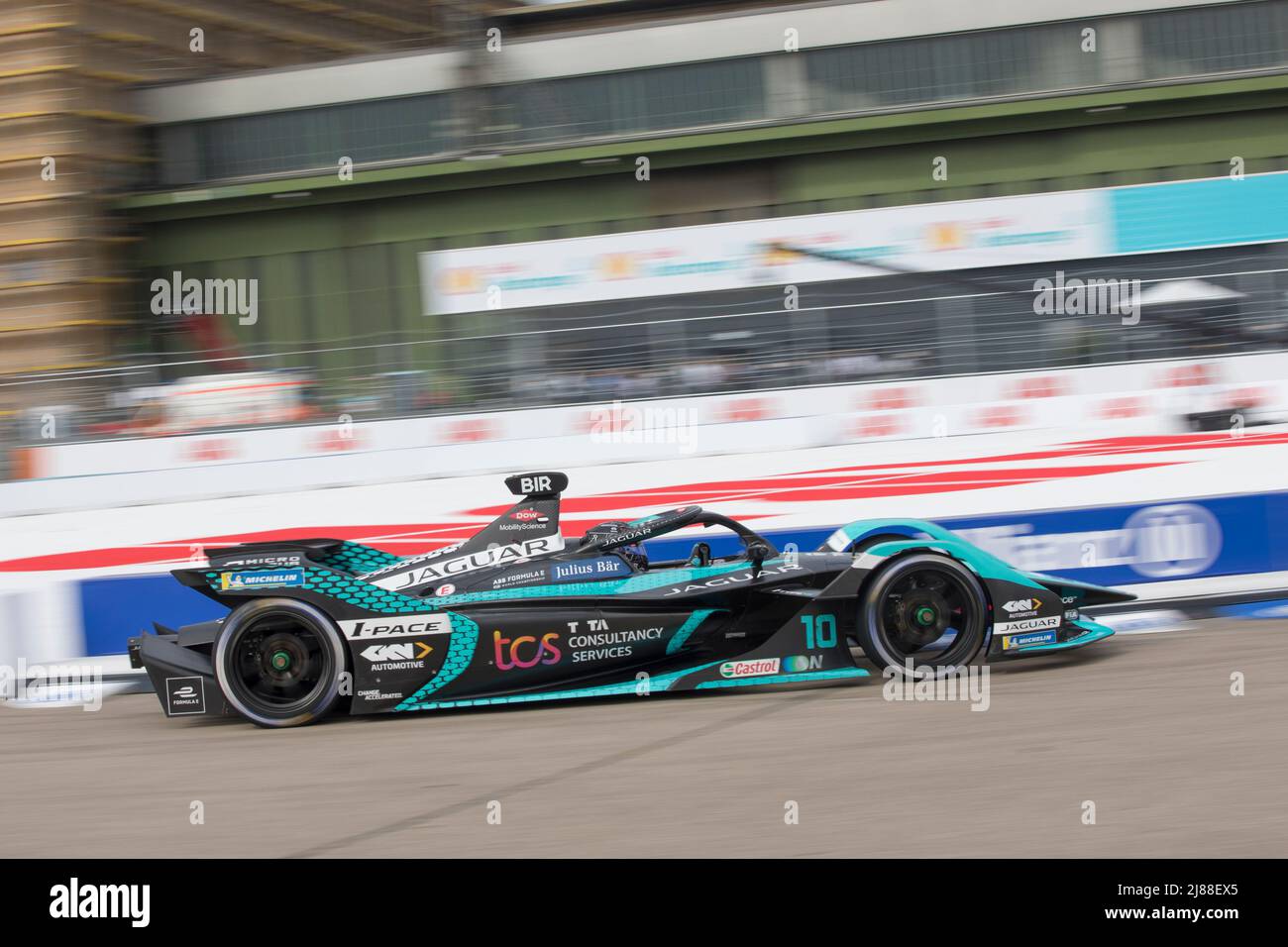 Berlino, Germania, 14th maggio 2022. 2022 Shell Recharge Berlin e-Prix, Round 7 del Campionato del mondo di Formula e ABB FIA 2021-22, Tempelhof Airport Circuit a Berlino, Germania nella foto: #10 Sam BIRD (GBR) di Jaguar TCS Racing durante la seconda sessione di prove © Piotr Zajac/Alamy Live News Foto Stock