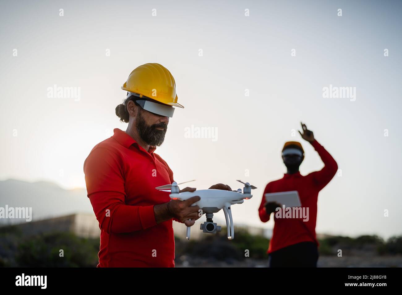 Ingegnere dei droni che lavora con occhiali futuristici in cantiere - Aerial Engineering Concept Foto Stock