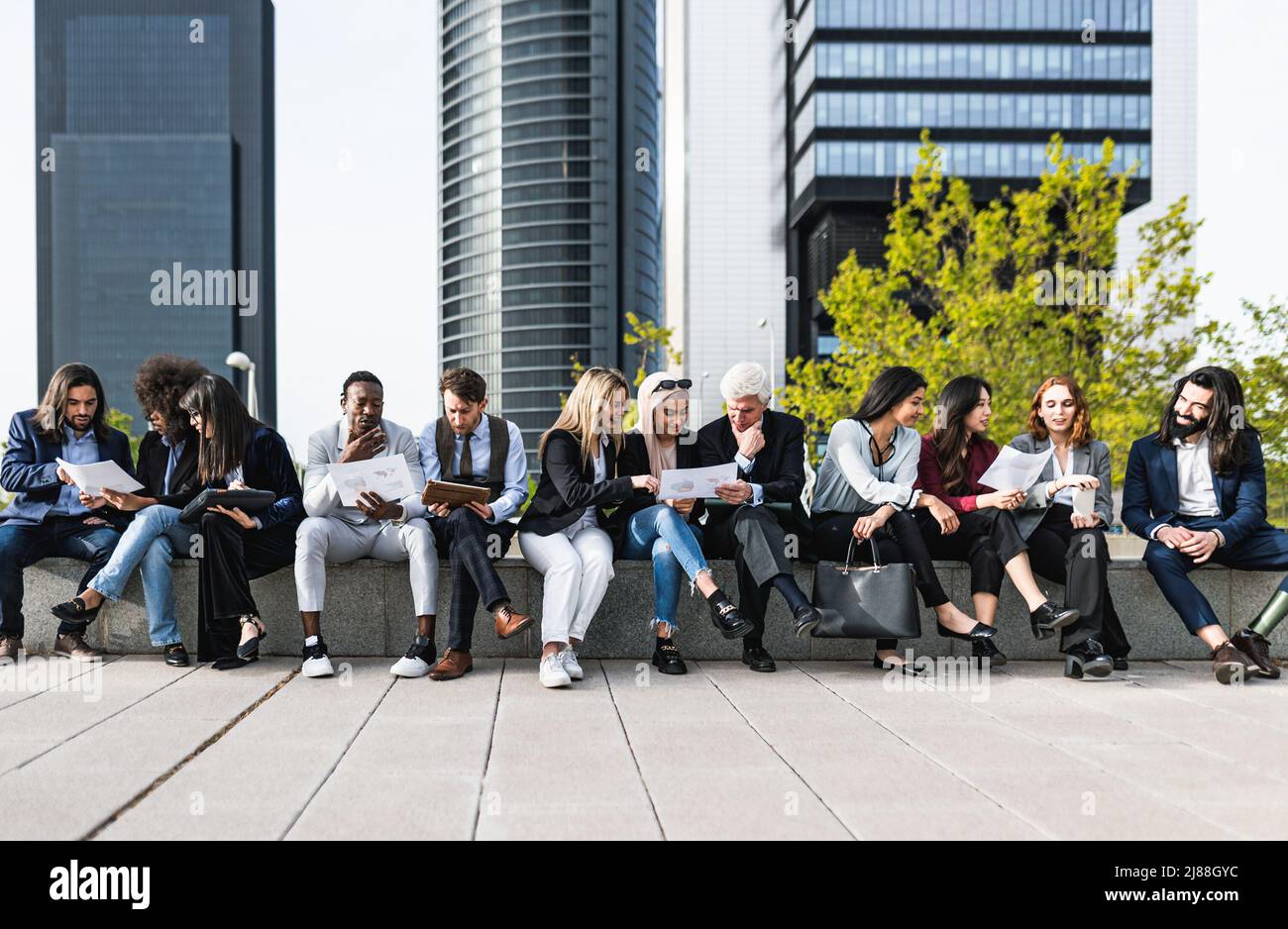 Vista panoramica degli uomini d'affari che hanno un briefing fuori dall'ufficio Foto Stock