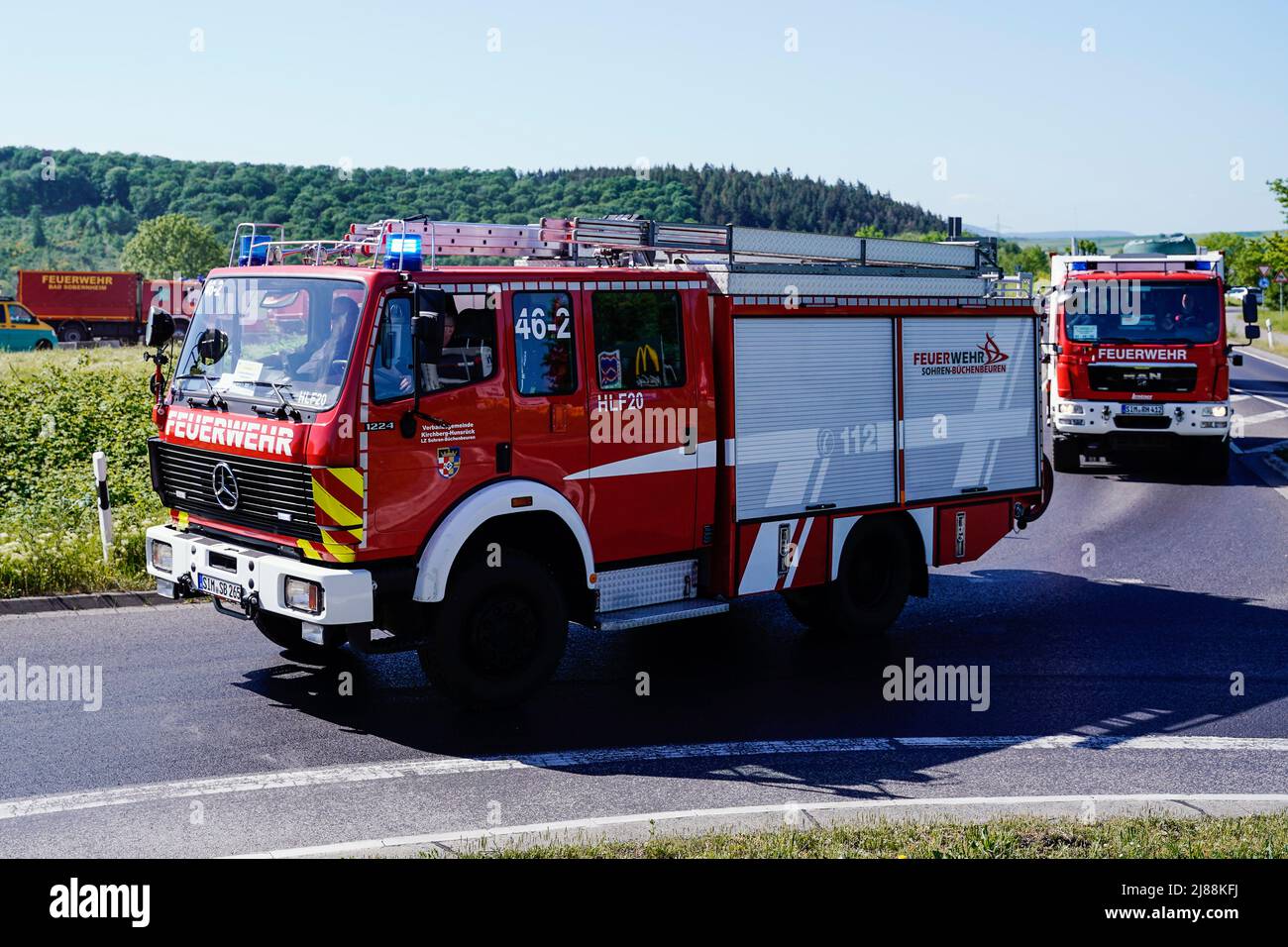 Bad Kreuznach, Germania. 14th maggio 2022. I motori antincendio si azionano in un convoglio durante l'esercizio 'Soonwald 2022', che viene utilizzato per controllare la disponibilità dei vigili del fuoco nella Renania-Palatinato. Sono coinvolti i distretti di Bad Kreuznach, Birkenfeld e Rhein-Hunsrück. Credit: Uwe Anspach/dpa/Alamy Live News Foto Stock