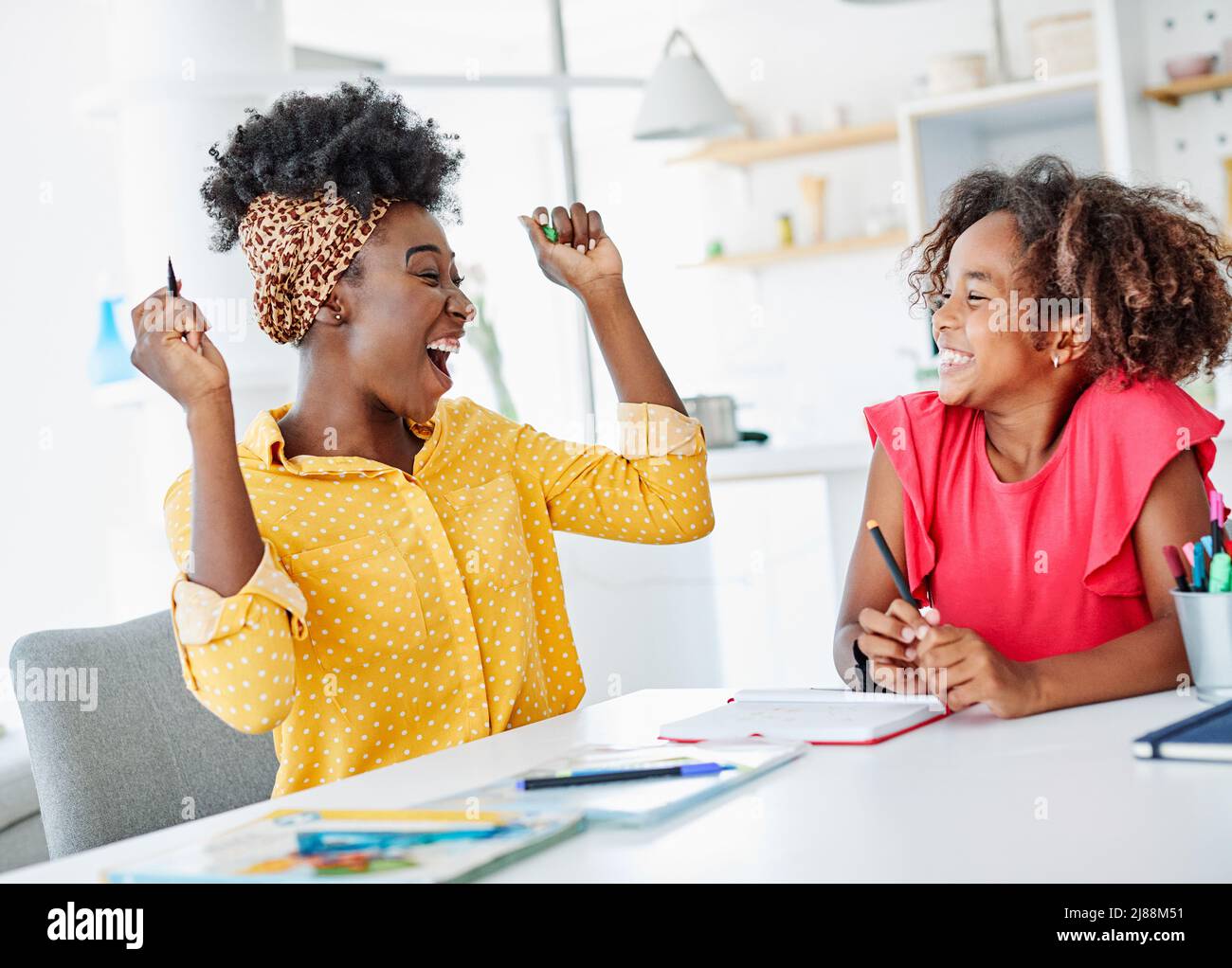 lavoro che insegna ragazza madre istruzione bambini figlia familiare infanzia successo bambino Foto Stock