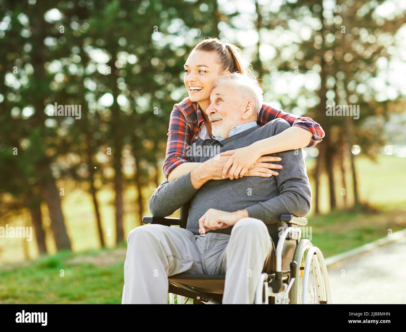 infermiera cura anziana aiuto assistenza pensionamento anziano uomo famiglia amore figlia nipote shopping drogheria Foto Stock