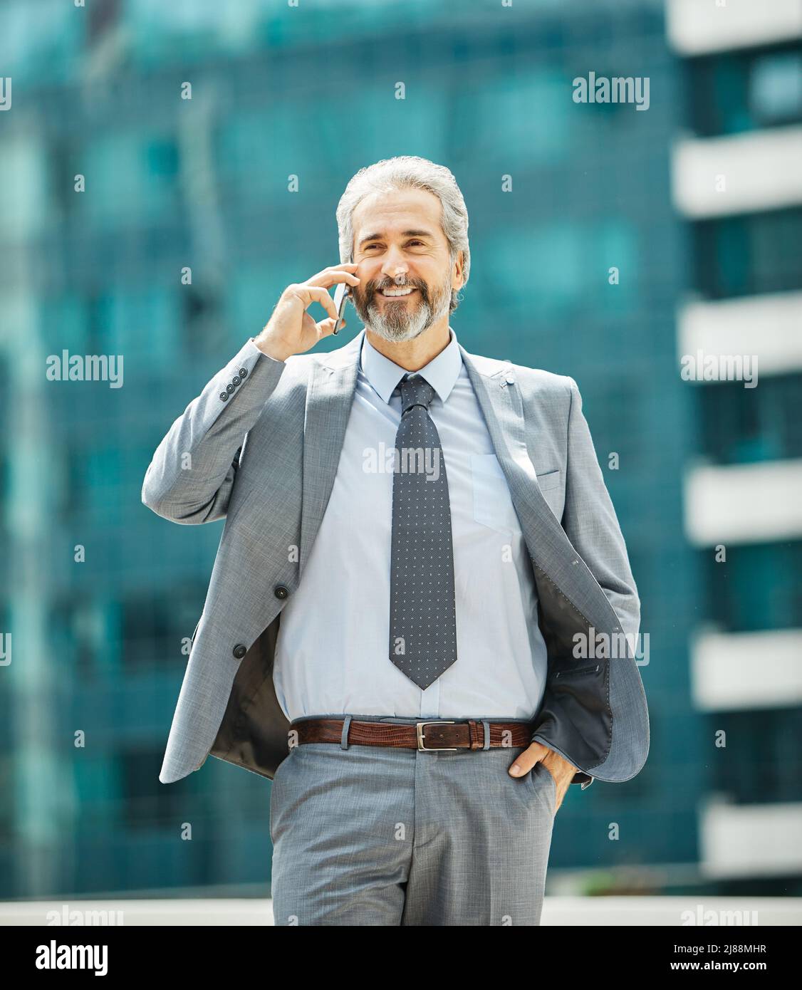 senior businessman ufficio edificio telefono cellulare all'aperto città smartphone comunicazione grigio capelli Foto Stock