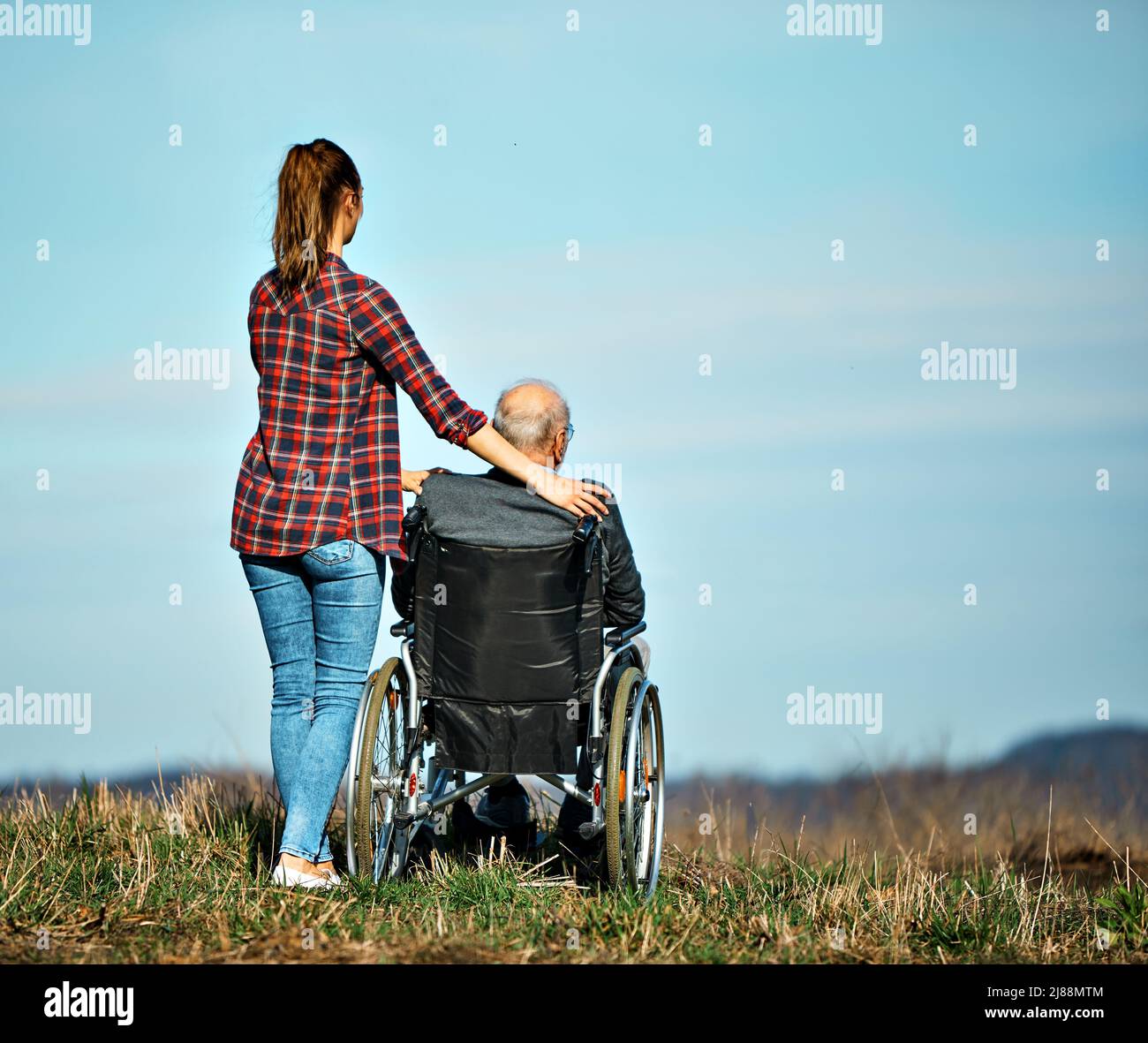 infermiera cura anziana aiuto assistenza pensionamento anziano uomo famiglia amore figlia nipote shopping drogheria Foto Stock