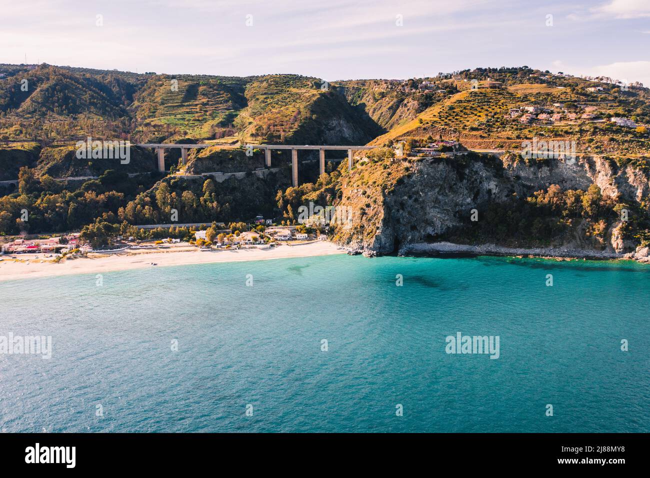 costa rocciosa che si affaccia sul mare Foto Stock