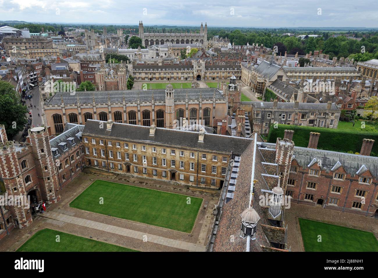 Foto di archivio datata 29/05/14 di una vista generale degli edifici dell'Università di Cambridge, (di fronte a dietro) il Grand Courtyard del St John's College, Trinity College, Senate House e le scuole antiche, Gonville & Caius College e King's College Chapel. Il segretario all'istruzione Nadhim Zahawi ha spinto contro l'idea che le università d'élite come Oxford e Cambridge dovrebbero "inclinare il sistema” per accettare più studenti dalle scuole statali. Data di emissione: Sabato 14 maggio 2022. Foto Stock