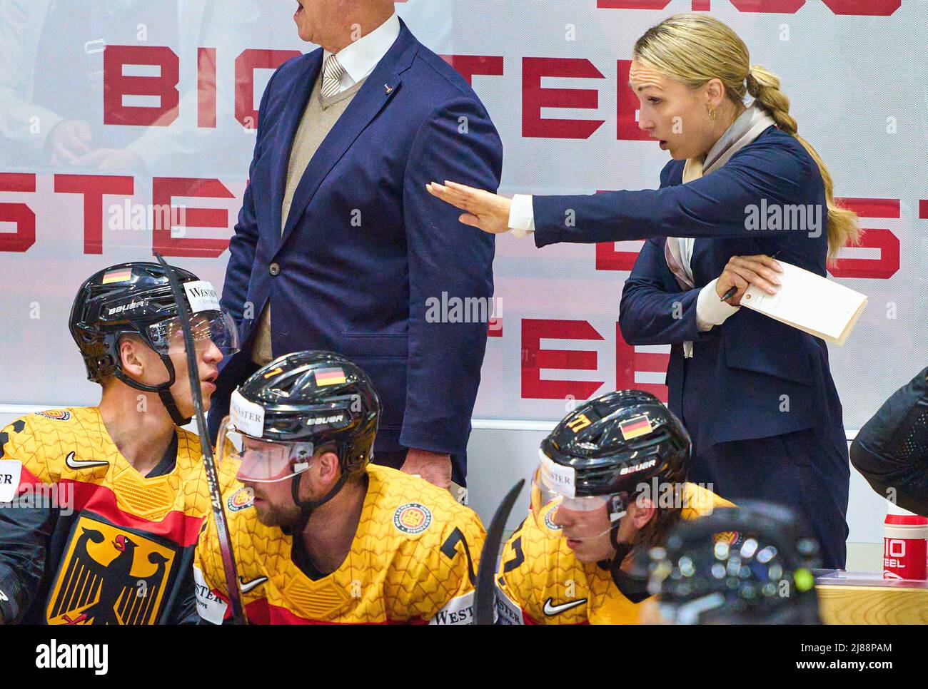 Helsinki, Finlandia. 13th maggio 2022. Jessica Campbell allenatore di assistenza in Germania, nella partita GERMANIA - CANADA 3-5 IIHF ICE HOCKEY WORLD CHAMPIONSHIP Group B a Helsinki, Finlandia, 13 maggio 2022, Stagione 2021/2022 © Peter Schatz / Alamy Live News Credit: Peter Schatz/Alamy Live News Foto Stock