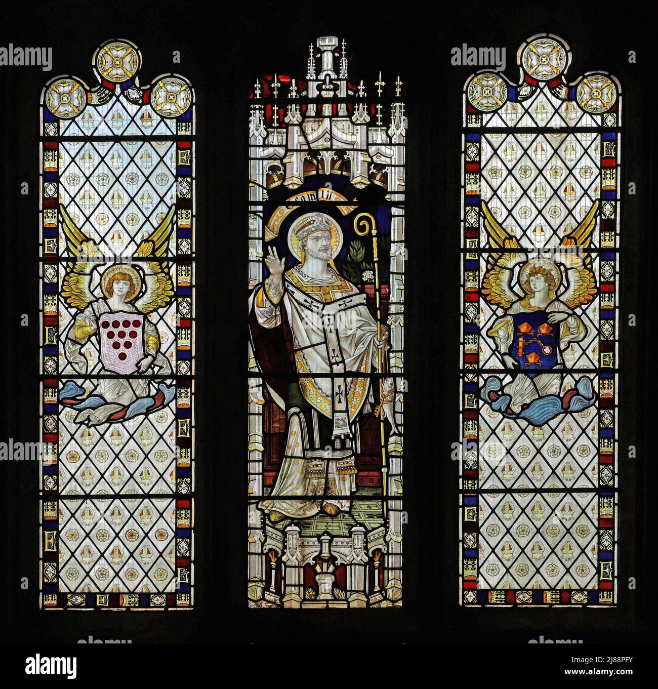 Una vetrata di James Powell & Sons raffigurante St Egwin, o Ecgwine, primo Abate dell'Abbazia di Evesham, All Saints Church, Evesham, Worcestershire Foto Stock